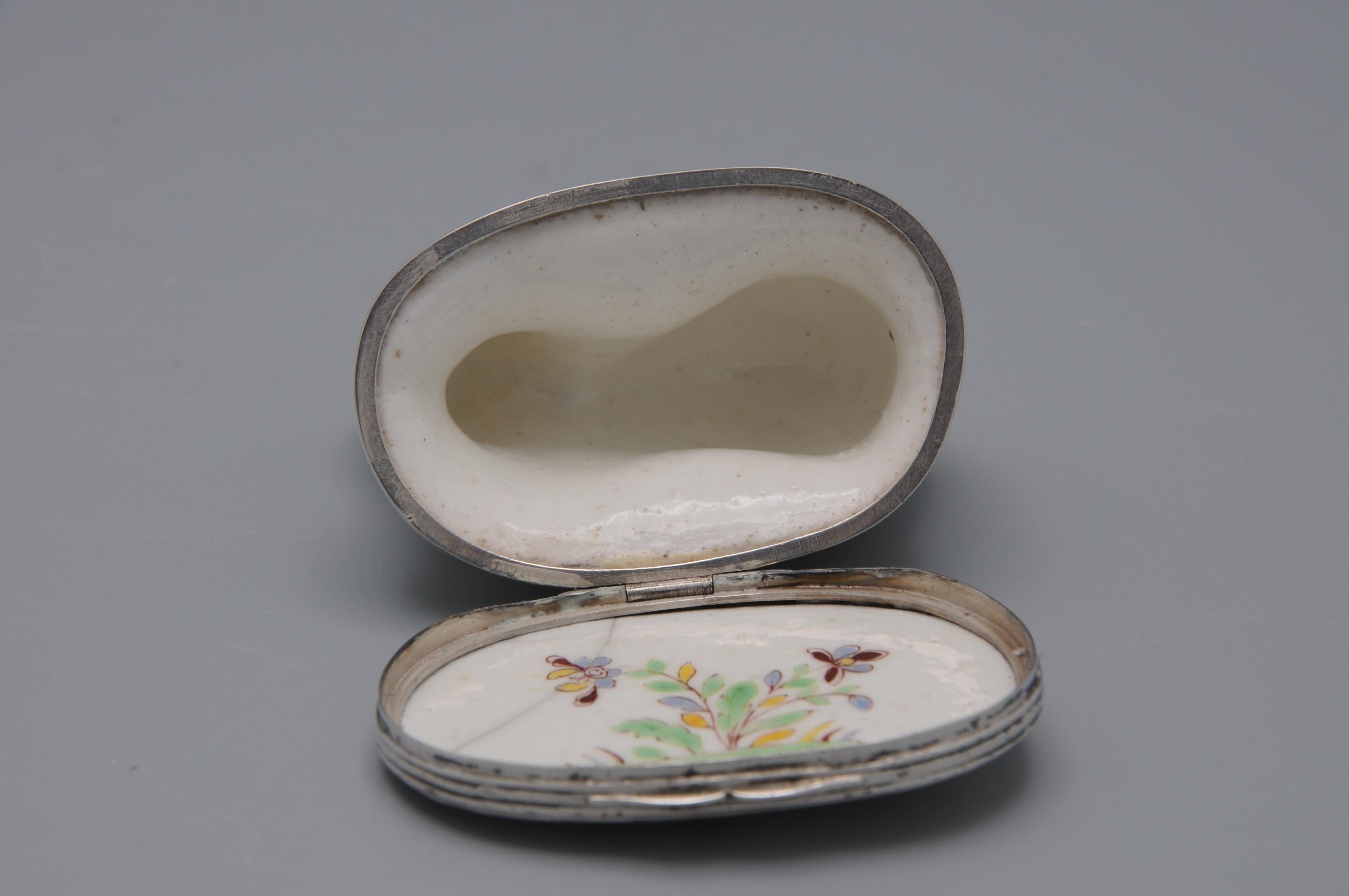 Saint-Cloud - Kakiemon Silbermontierte Schnupftabakdose in Form einer Katze in Form einer Katze, um 1740 im Angebot 3