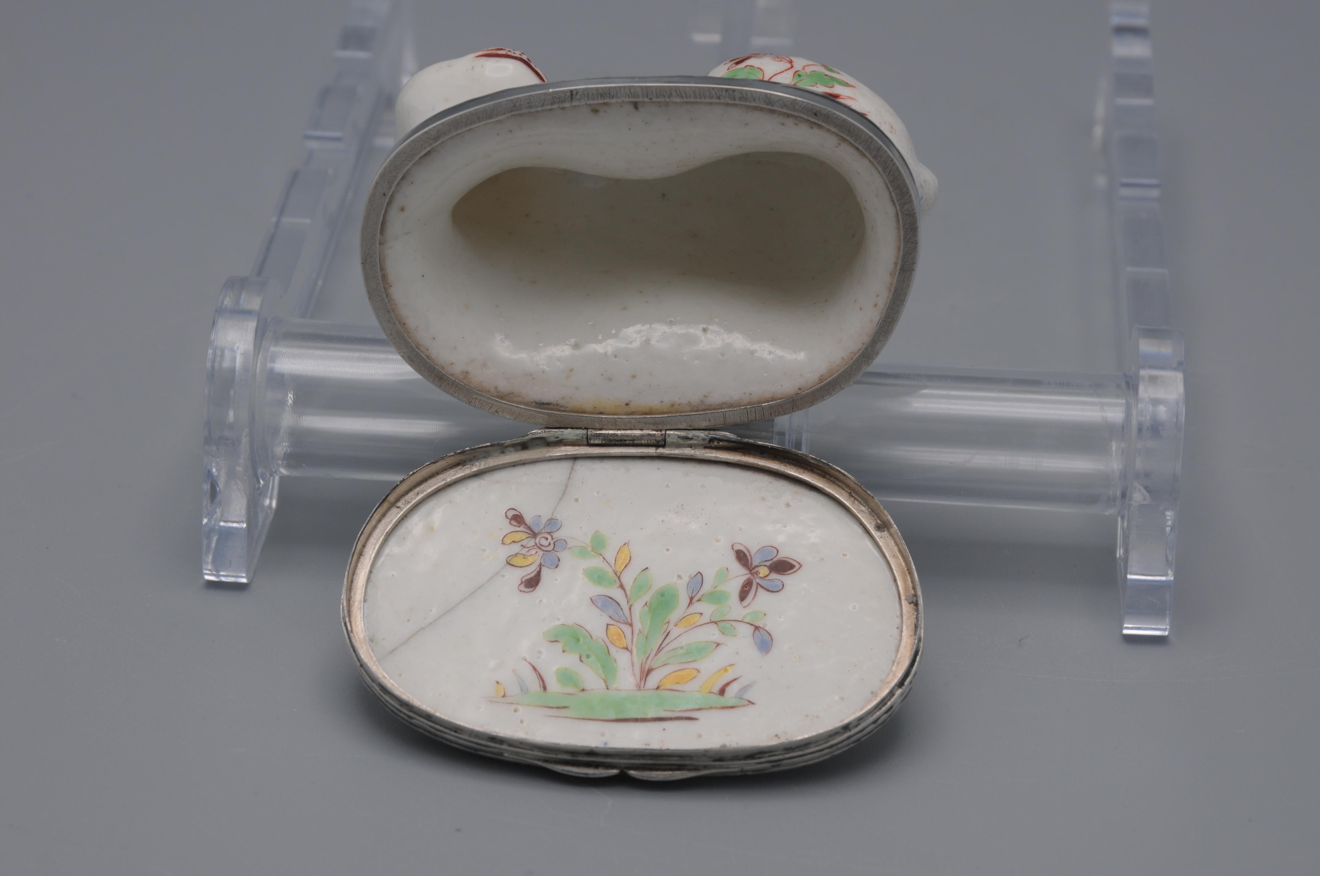 Saint-Cloud - Kakiemon Silbermontierte Schnupftabakdose in Form einer Katze in Form einer Katze, um 1740 im Angebot 4