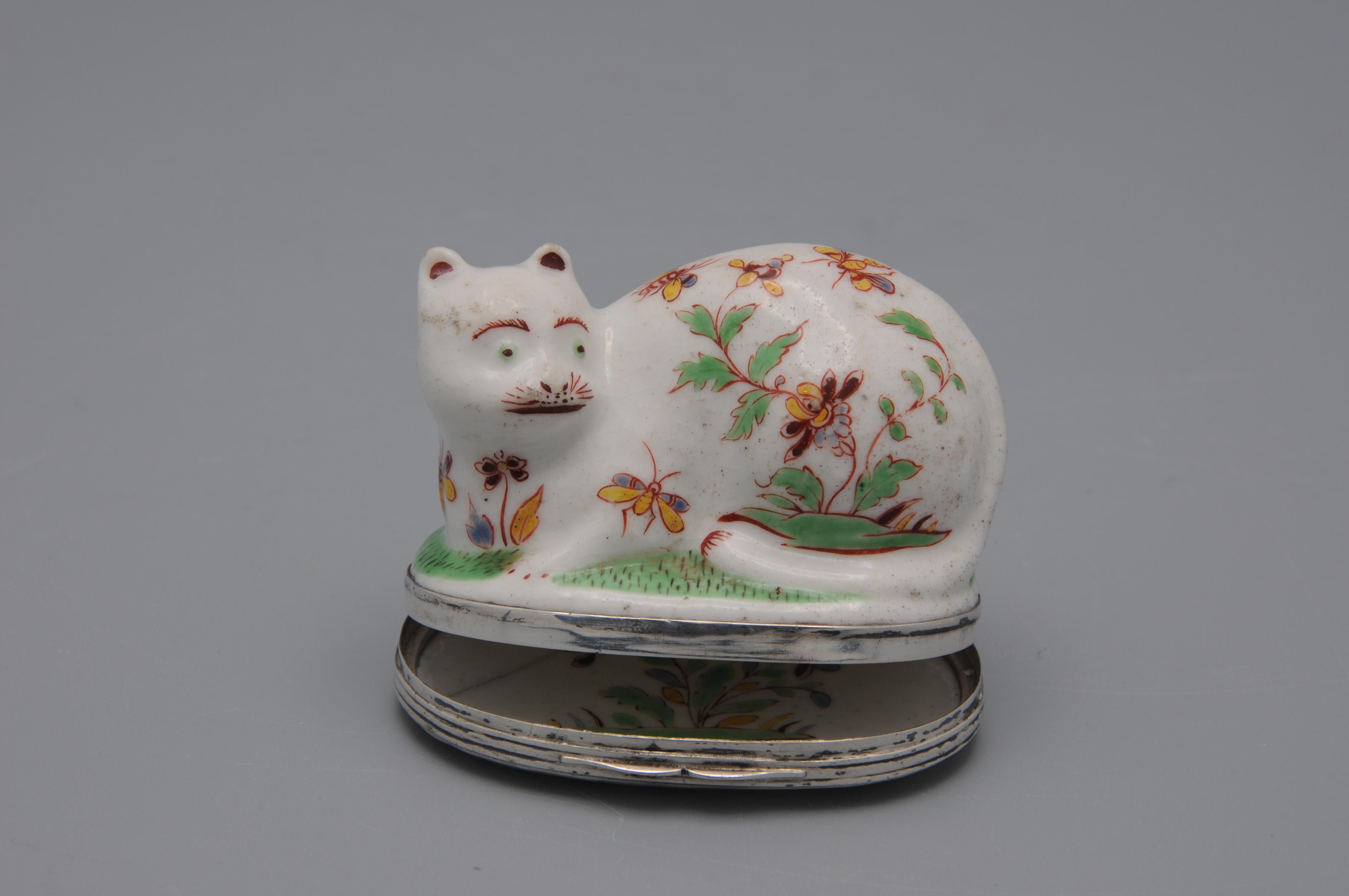Saint-Cloud - Kakiemon Silbermontierte Schnupftabakdose in Form einer Katze in Form einer Katze, um 1740 im Angebot 5