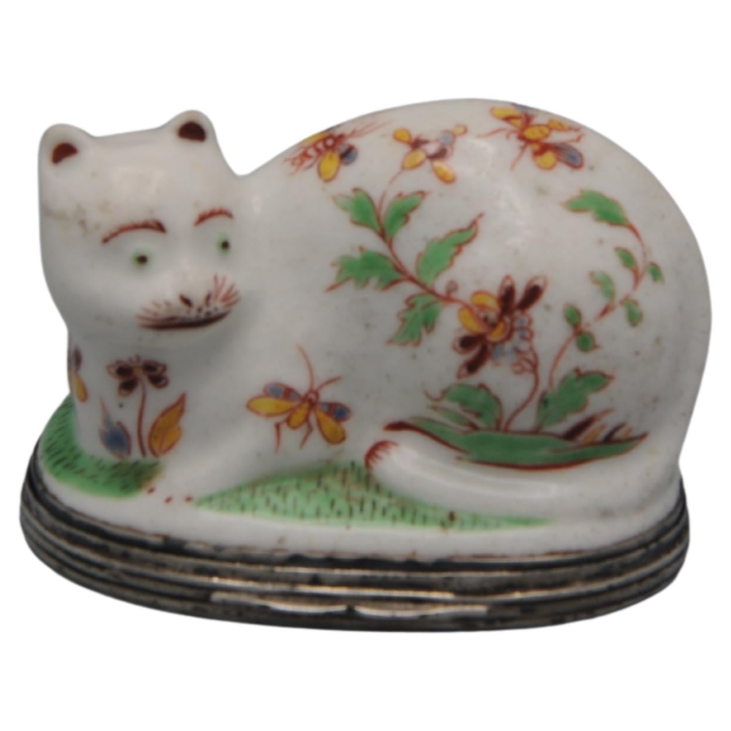Saint-Cloud Kakiemon Silbermontierte Schnupftabakdose mit Deckel in Form einer Katze, um 1740


modelliert in liegender Pose, bemalt mit einem blühenden Ast und Insekten im Chinoiserie-Stil, der Klappdeckel und das Innere mit einem ähnlichen