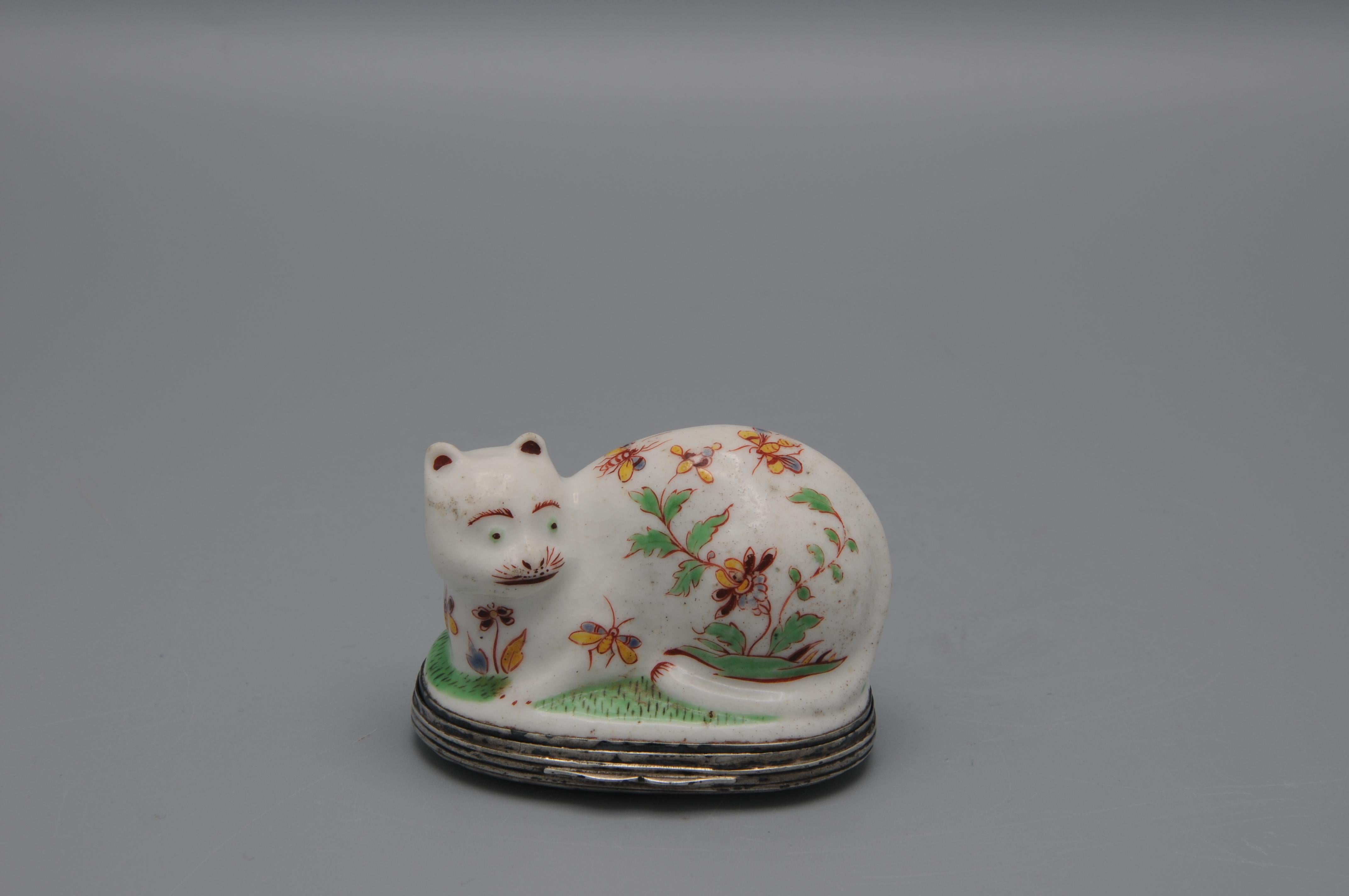 Saint-Cloud - Kakiemon Silbermontierte Schnupftabakdose in Form einer Katze in Form einer Katze, um 1740 (Chinoiserie) im Angebot