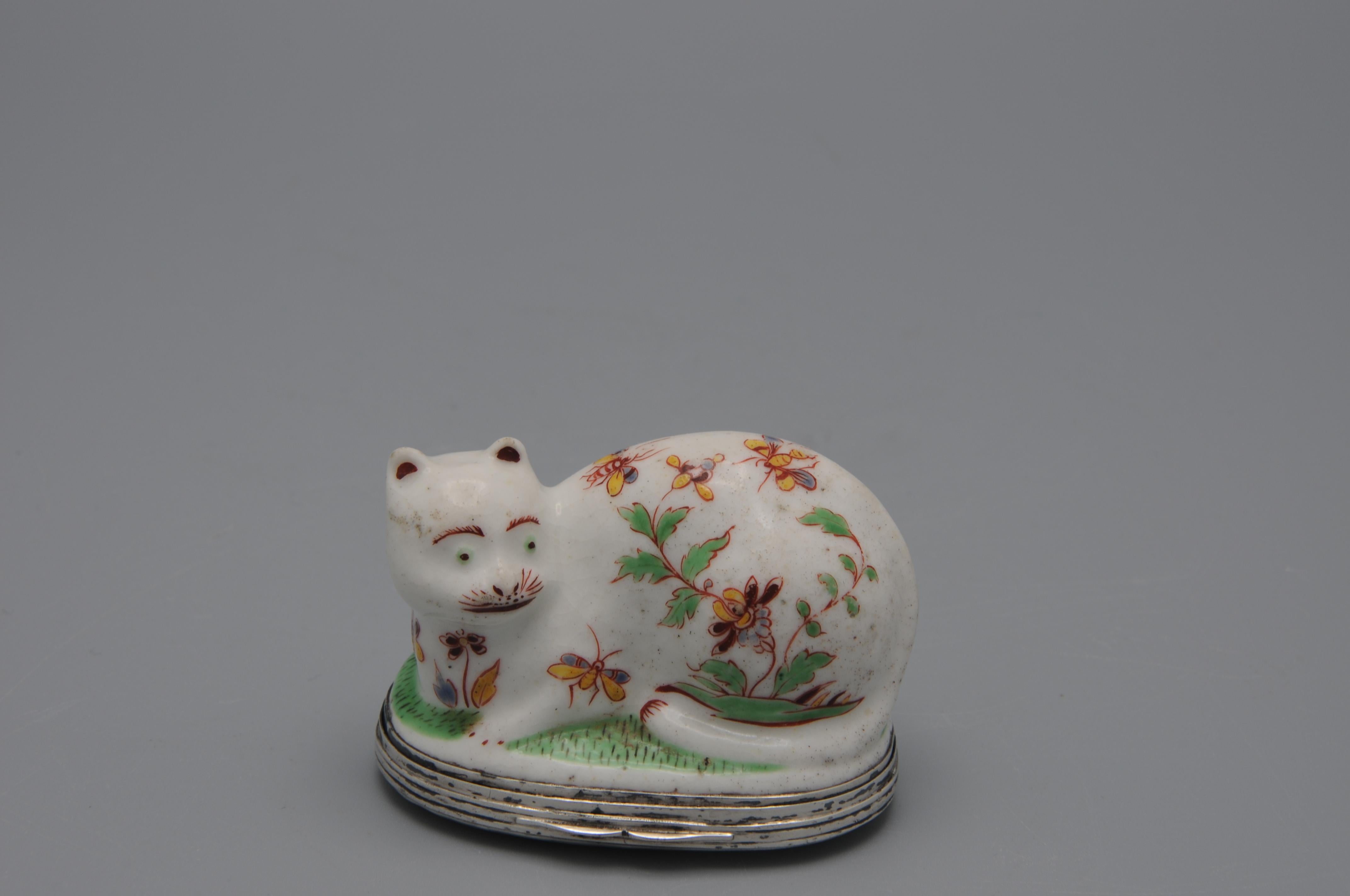 Saint-Cloud - Kakiemon Silbermontierte Schnupftabakdose in Form einer Katze in Form einer Katze, um 1740 (Französisch) im Angebot