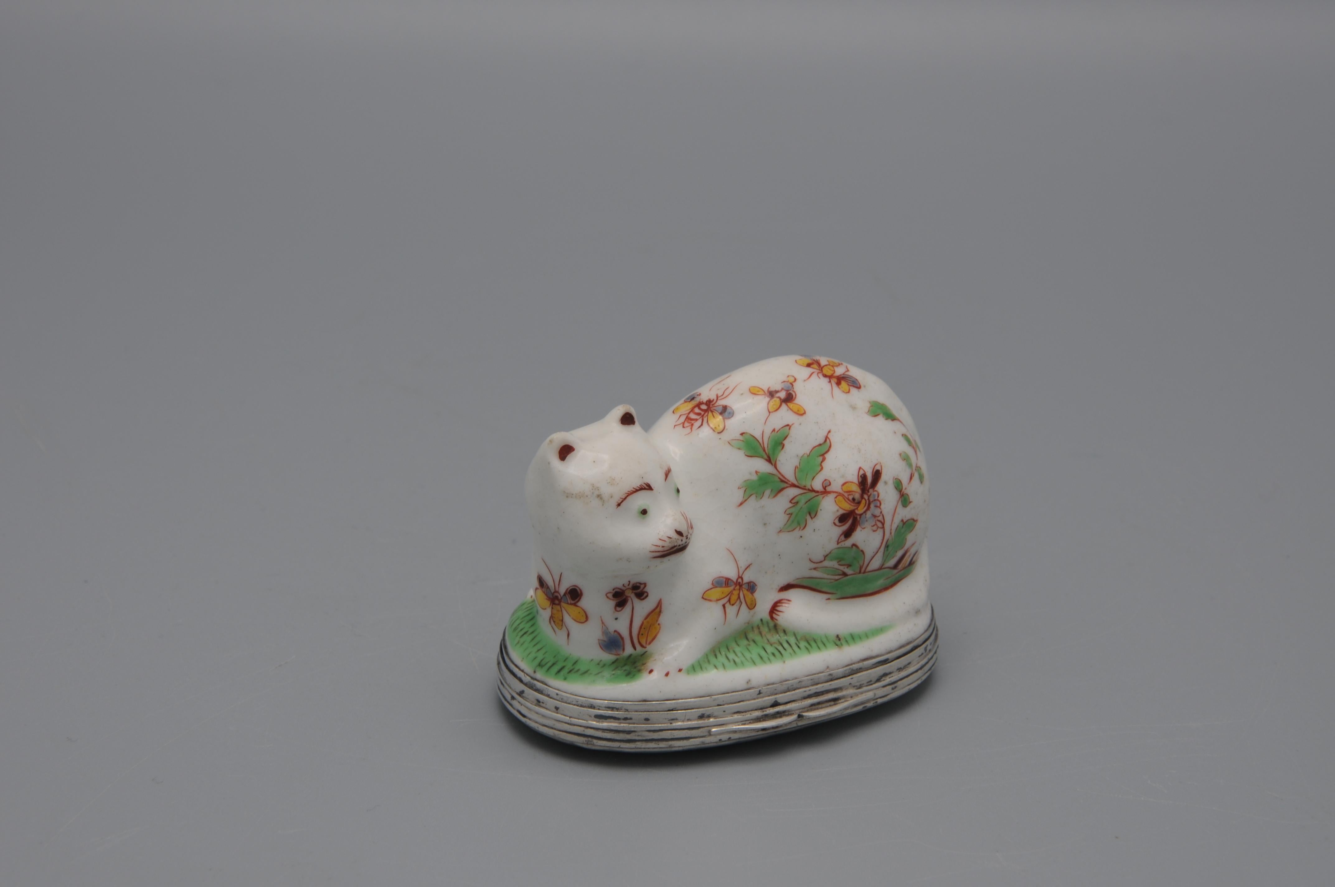 Saint-Cloud - Kakiemon Silbermontierte Schnupftabakdose in Form einer Katze in Form einer Katze, um 1740 (Handbemalt) im Angebot