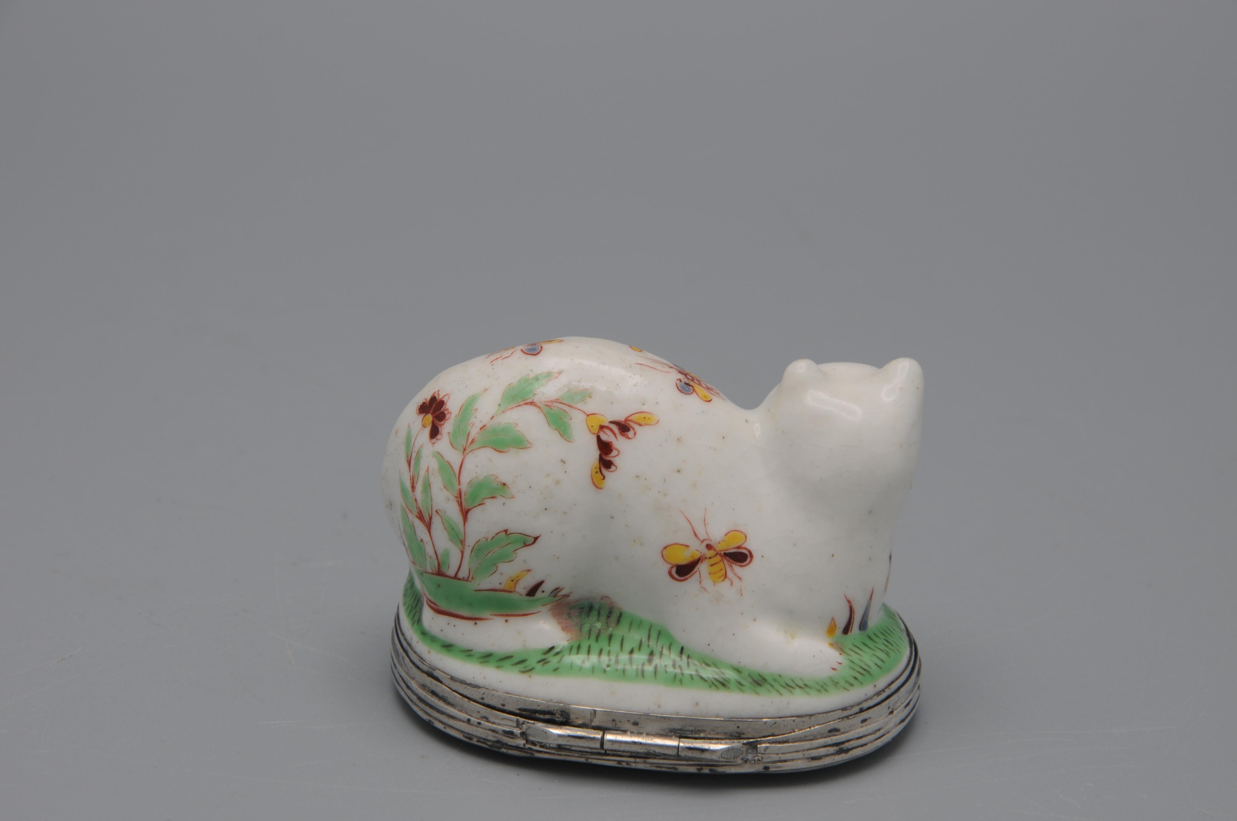 Saint-Cloud - Kakiemon Silbermontierte Schnupftabakdose in Form einer Katze in Form einer Katze, um 1740 im Zustand „Relativ gut“ im Angebot in DELFT, NL