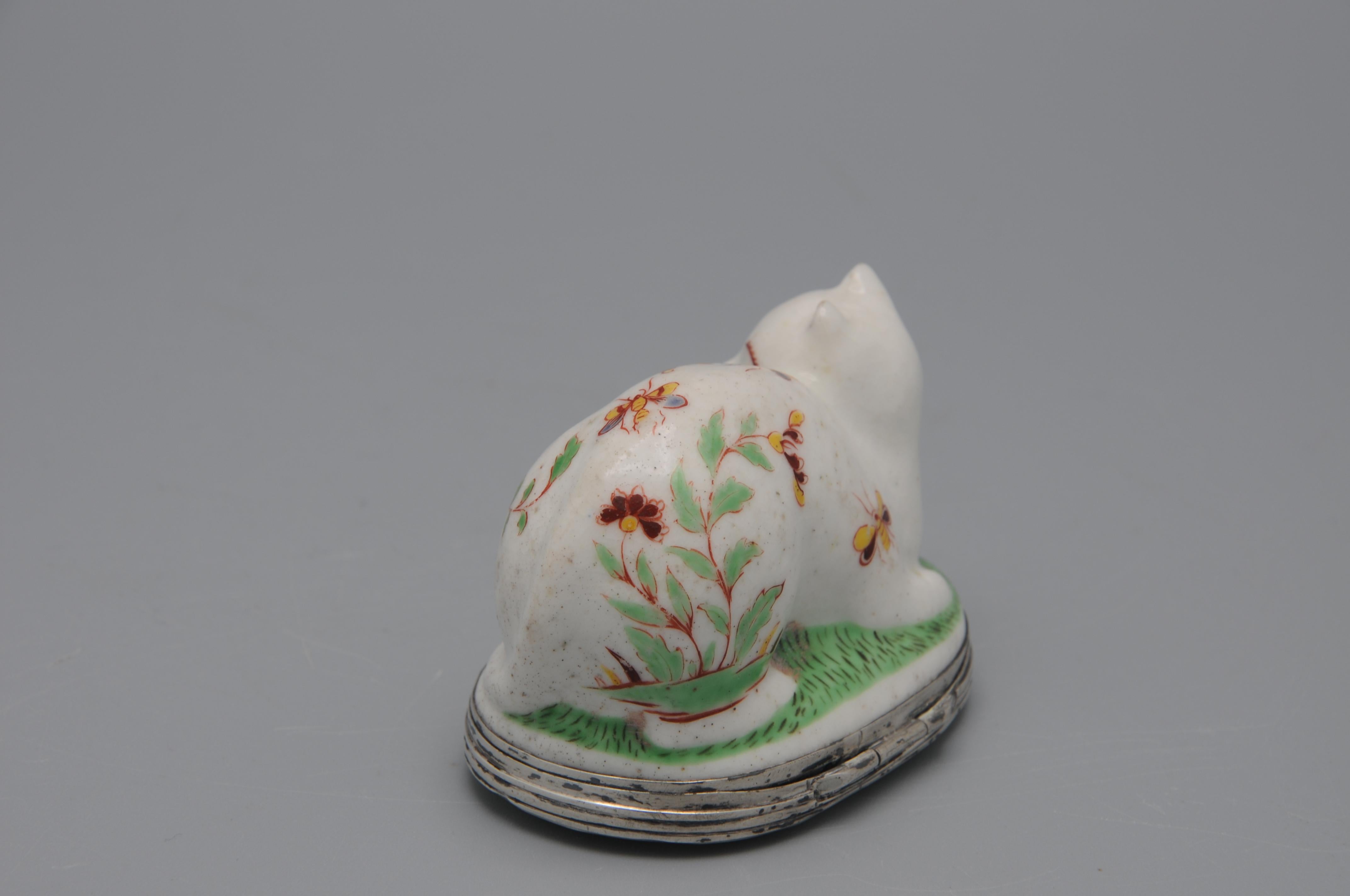 Saint-Cloud - Kakiemon Silbermontierte Schnupftabakdose in Form einer Katze in Form einer Katze, um 1740 (18. Jahrhundert) im Angebot