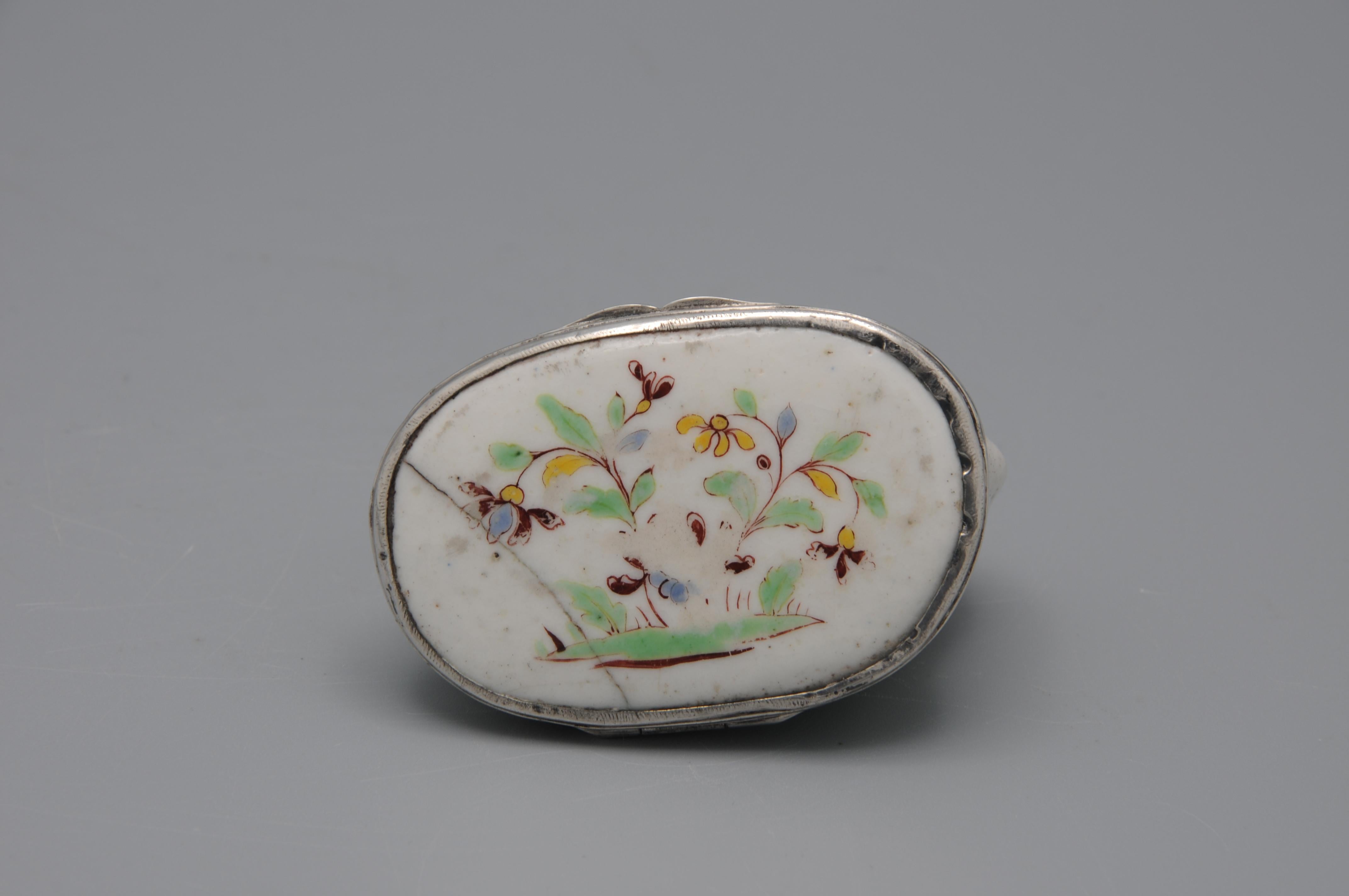 Saint-Cloud - Kakiemon Silbermontierte Schnupftabakdose in Form einer Katze in Form einer Katze, um 1740 im Angebot 1