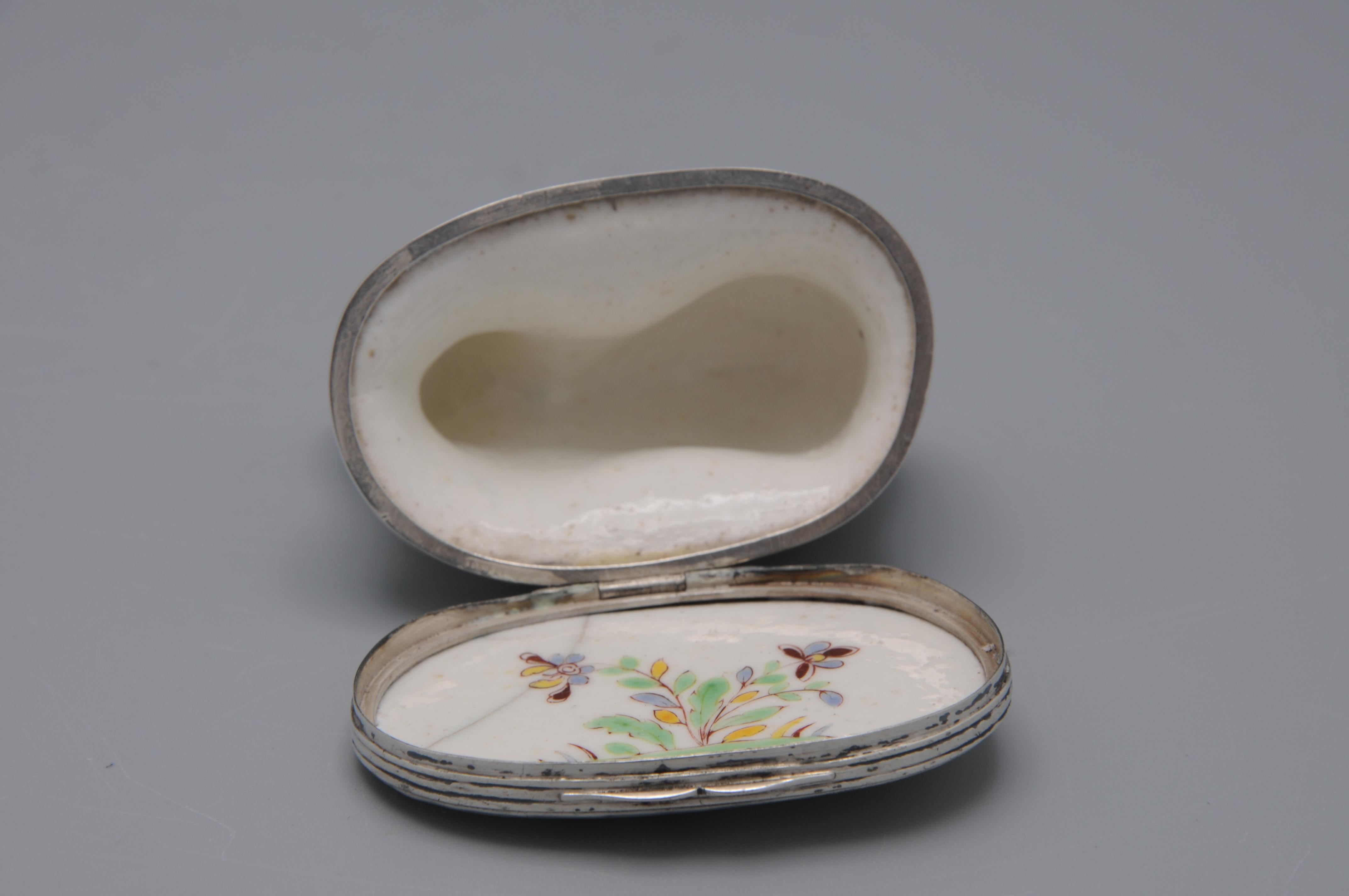 Saint-Cloud - Kakiemon Silbermontierte Schnupftabakdose in Form einer Katze in Form einer Katze, um 1740 im Angebot 2