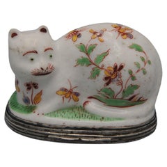 Retro Saint-Cloud - Kakiemon Silver-Mounted Snuff Box in the Form of a Cat, ca 1740