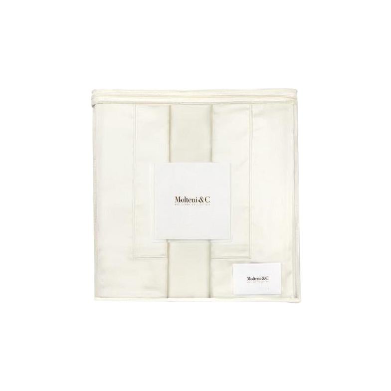 A King size premium 100% cotton duvet bedding set in chalk white and tone on tone piping 100%

Egyptian cotton, grown close to the banks of the river Nile, where the fertile soil gives rise to a uniquely fine, soft, shiny yarn.
Woven by master