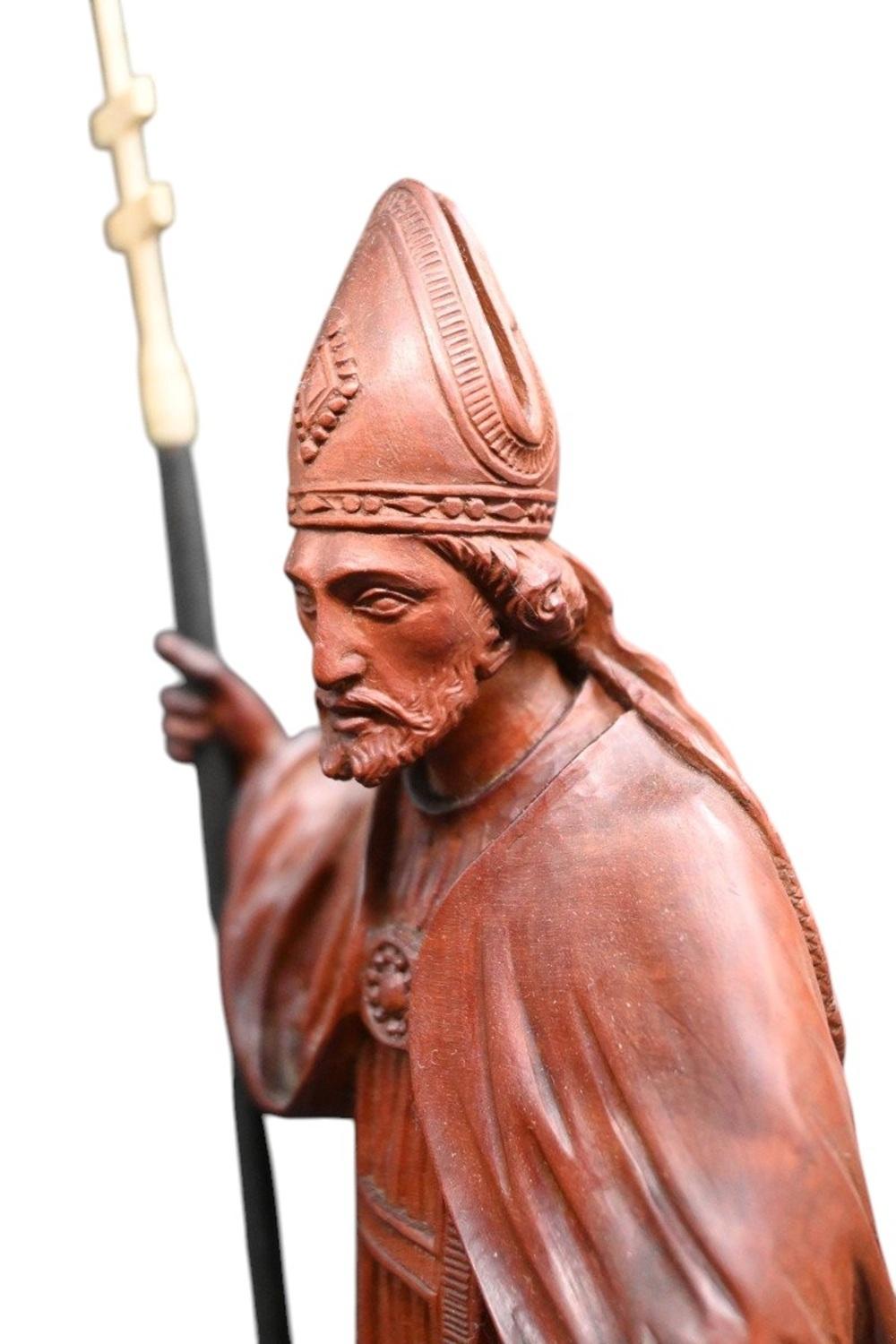 XIXe siècle Saint Eloi, statue religieuse sculptée en buis, 19ème siècle en vente