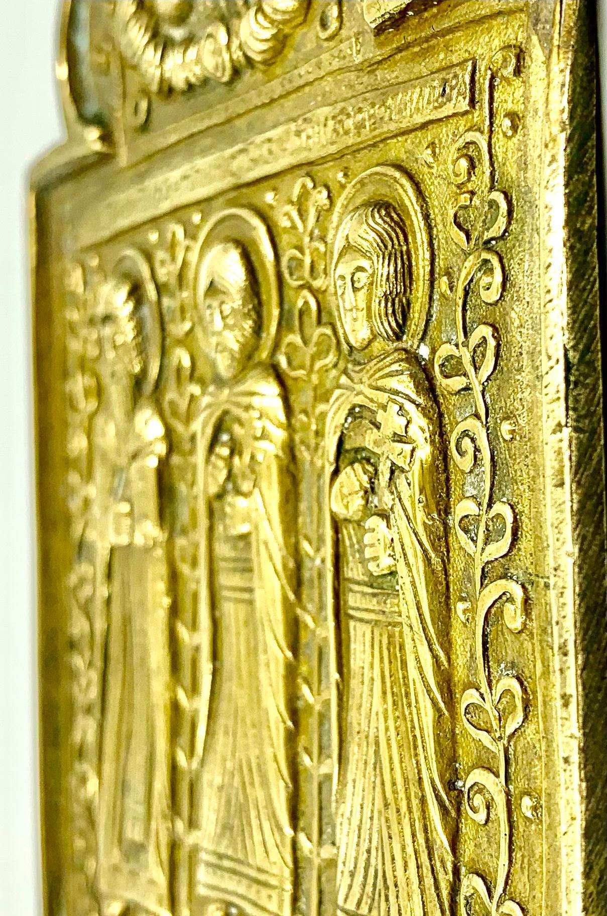 Schöne, ungewöhnliche russische Bronze-Reiseikone aus dem späten 18. Jahrhundert mit den Figuren des Heiligen Antipas, des Heiligen Florus und des Heiligen Lavros. 

Der Heilige Florus und der Heilige Lavros sind die Schutzheiligen der Pferde in