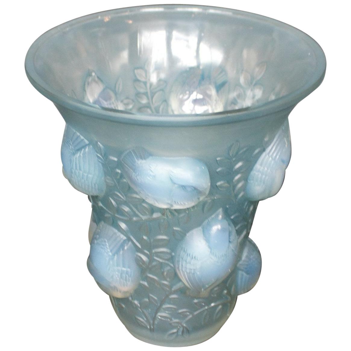 
Saint-Francois
 Art Deco Opalescent Glass Vase with Perching Birds Decoration