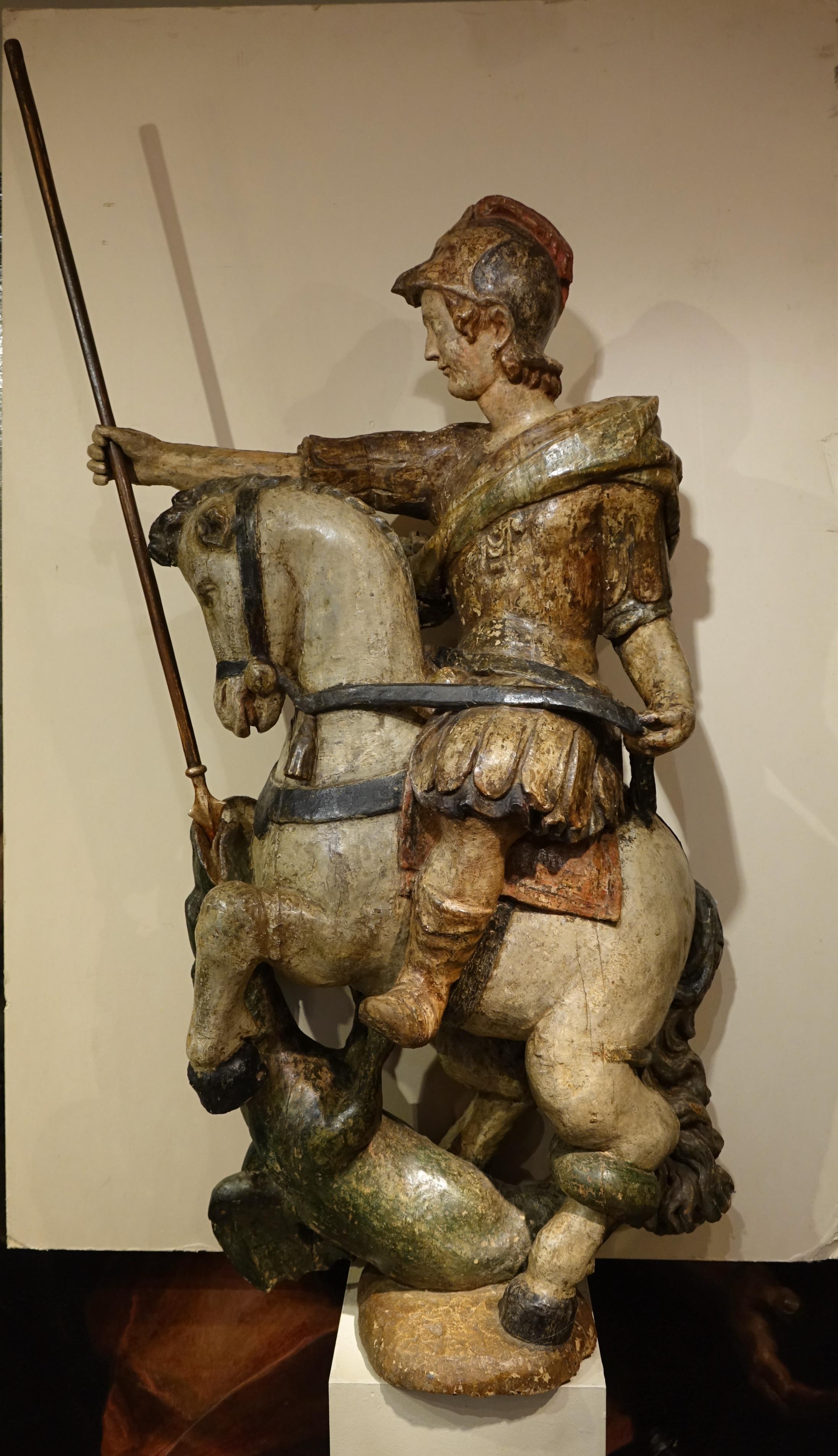 Große, rund geschnitzte Skulptur (1,11 m an der Lanze), die den Heiligen Georg darstellt, der den Drachen tötet.
Der Heilige Georg von Lydda, der 280 in Mazaca in Kappadokien geboren wurde, ist ein christlicher Märtyrer, der nach der 