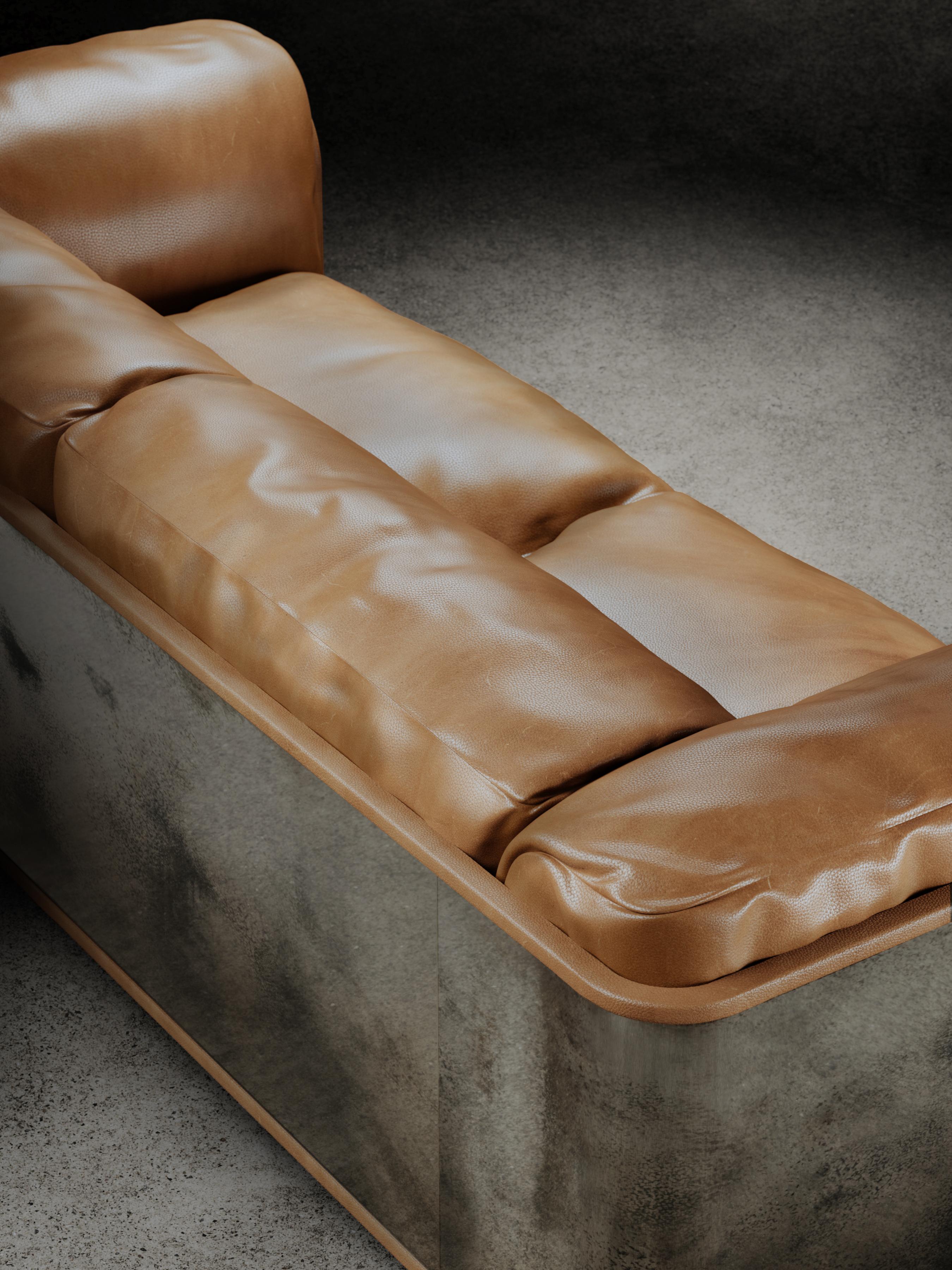 Das Sofa Saint-germain, das als 2- oder 3-Sitzer erhältlich ist, besteht aus einer mattschwarzen Holzplatte, die im äußeren Bereich mit einer Metallbeschichtung versehen ist, mit einem gepolsterten Rand in der gleichen Polsterung wie die Sitzfläche.