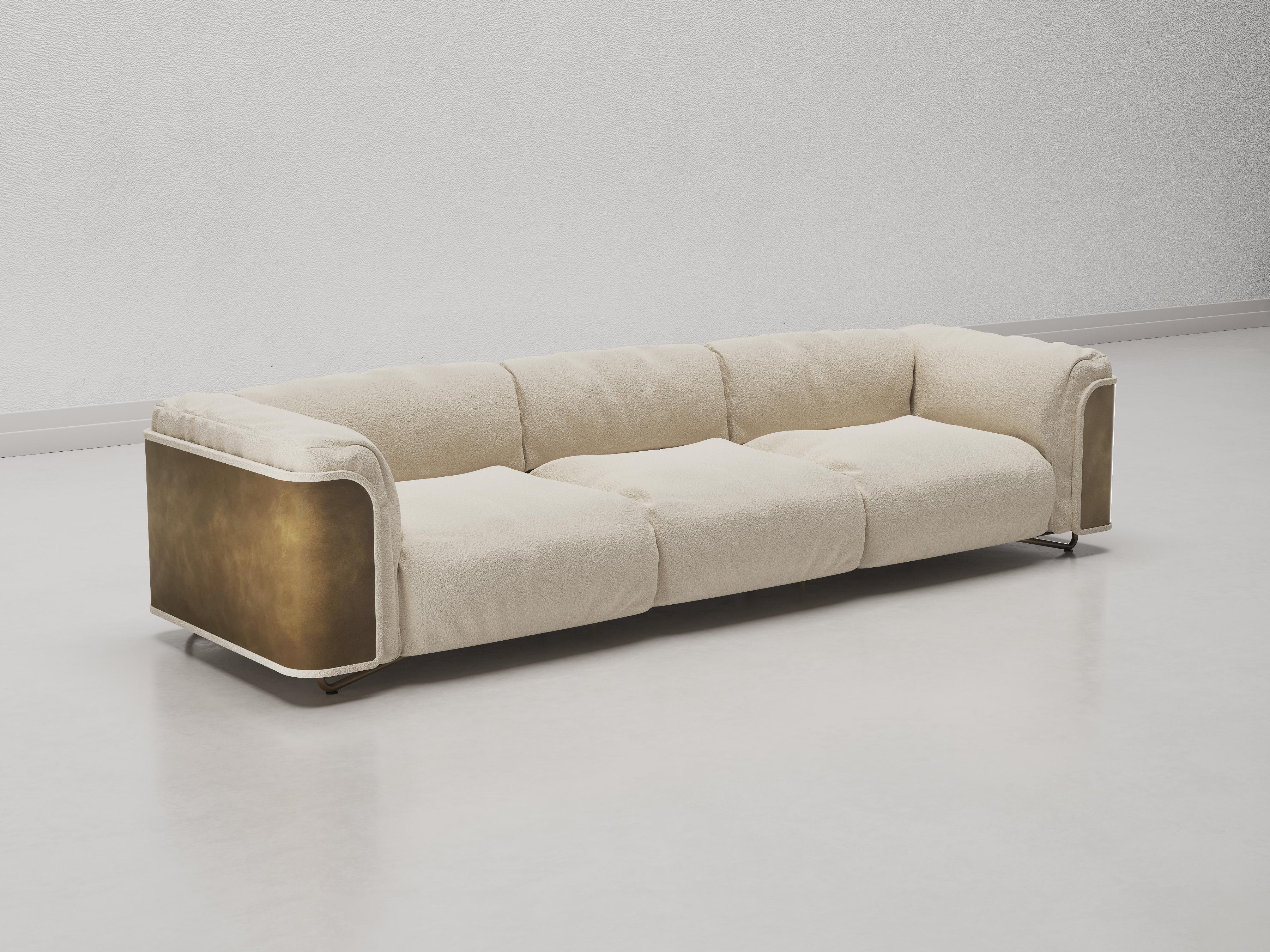 Das Sofa Saint-germain, das als 2- oder 3-Sitzer erhältlich ist, besteht aus einer mattschwarzen Holzplatte, die im äußeren Teil mit einer Metallbeschichtung versehen ist, mit einer gepolsterten Umrandung in der gleichen Polsterung wie die