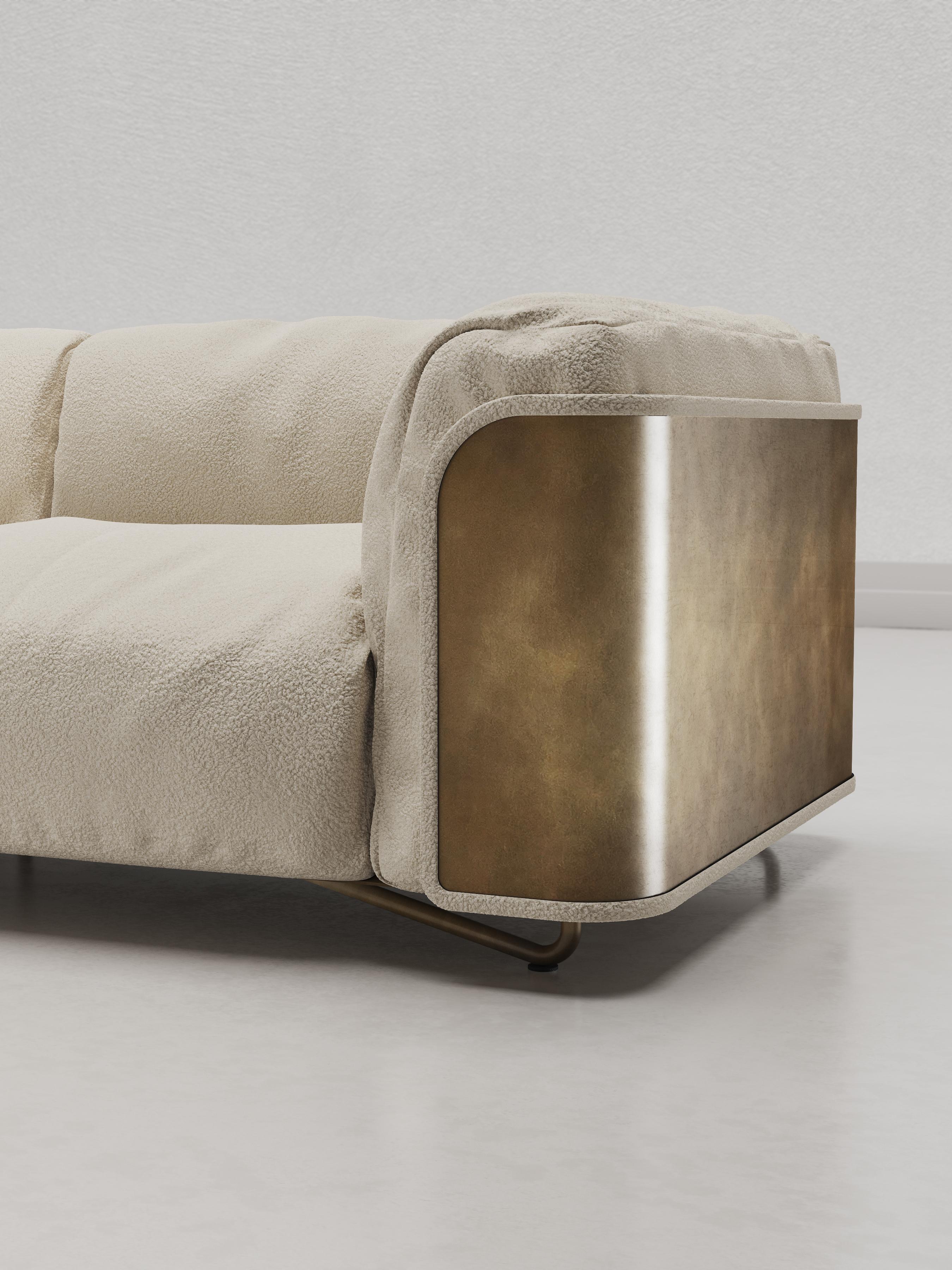 Saint-Germain 3-Sitz-Sofa aus weißem Bouclé-Stoff und Rohmessing (Moderne) im Angebot