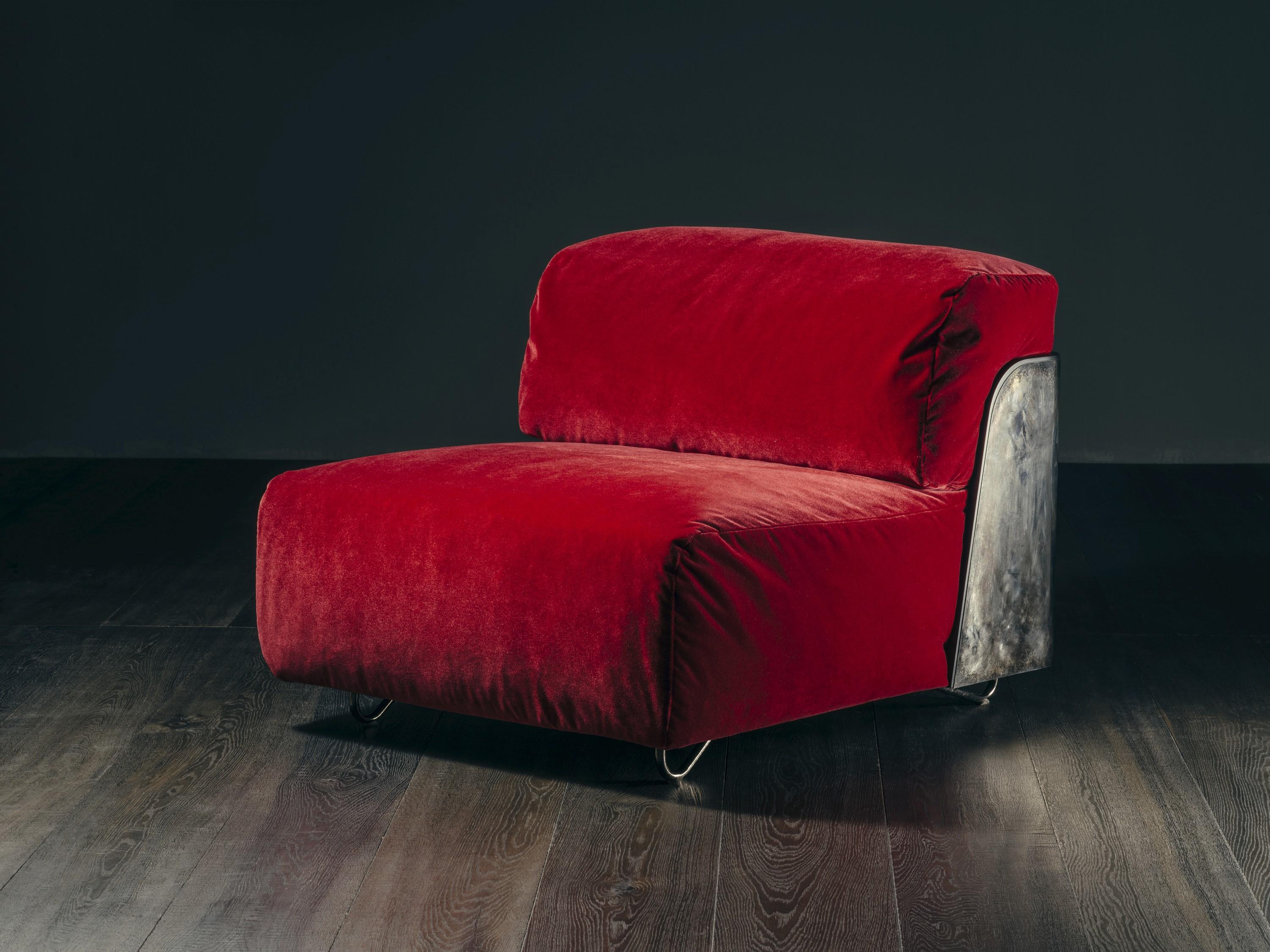Der Sessel SAINT-GERMAIN gehört zur Capsule-Kollektion FLEURS DU MAL. Der Sessel SAINT-GERMAIN und seine optional erhältliche Fußstütze bestehen aus einem sichtbaren Gestell aus mattschwarz lackiertem Holz, das mit einem Metallüberzug versehen ist.