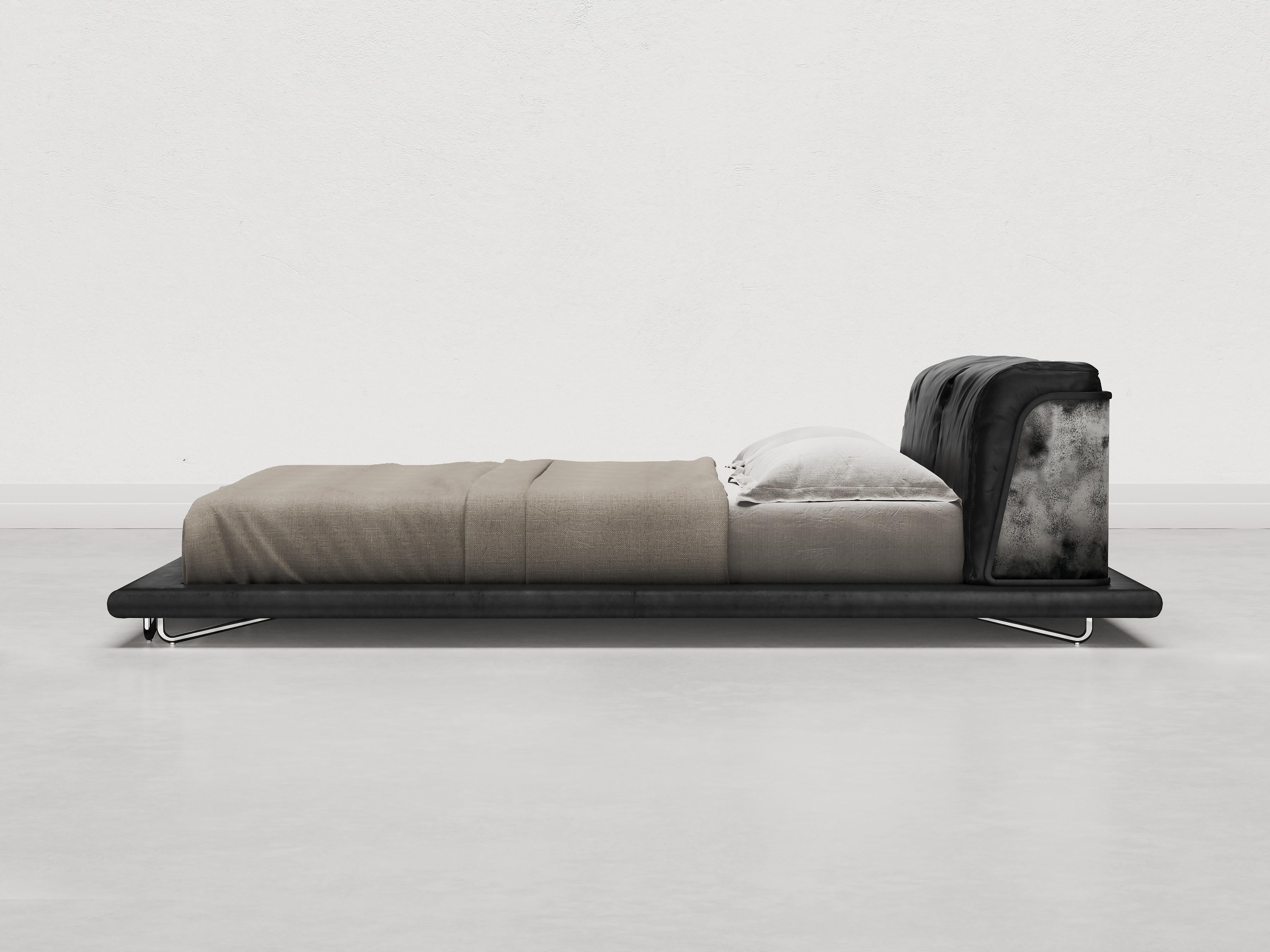 Die Kollektion Saint Germain wird durch ein Bett erweitert. Der argentinische Rahmen, der das Sofa charakterisiert, kehrt auf der Rückseite des Kopfteils dieses ikonischen Möbelstücks wieder und macht es zum perfekten Blickfang in jedem Raum. Das
