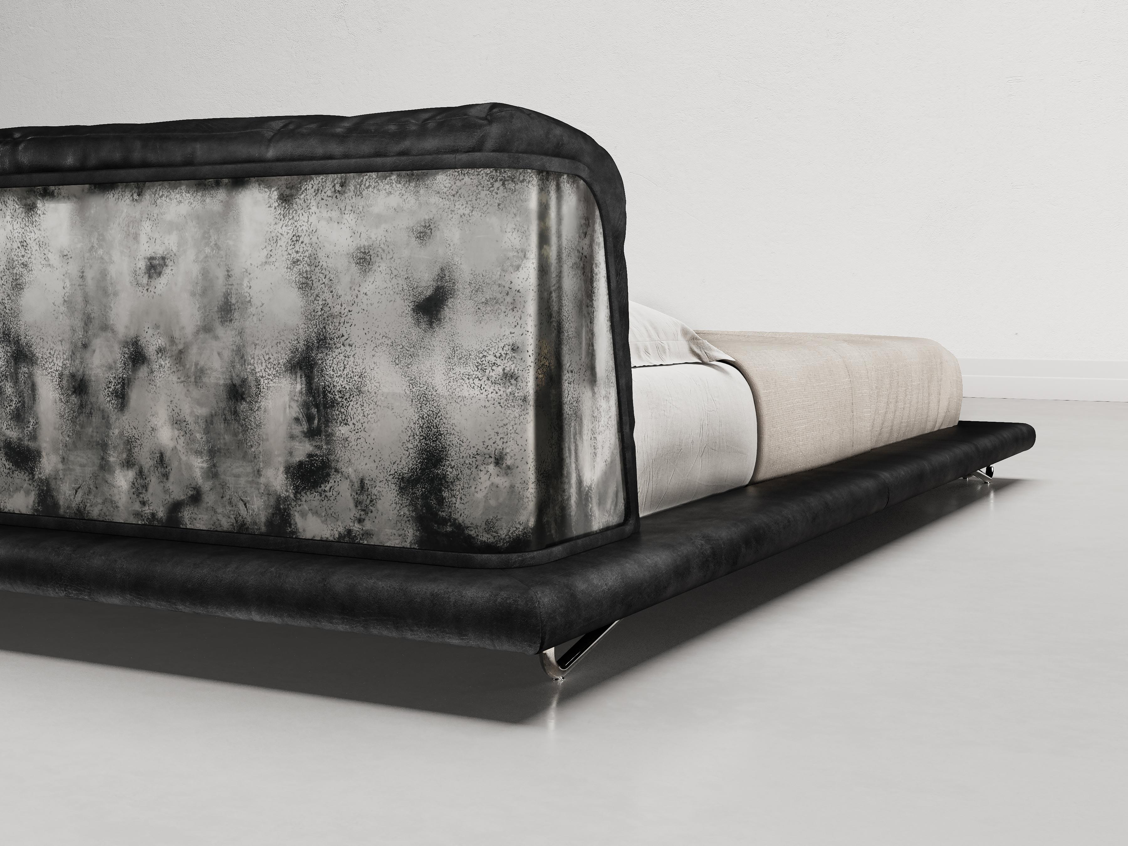 Bett Saint-Germain aus schwarzem zeitlosem Leder und rohem Silber (Italian) im Angebot