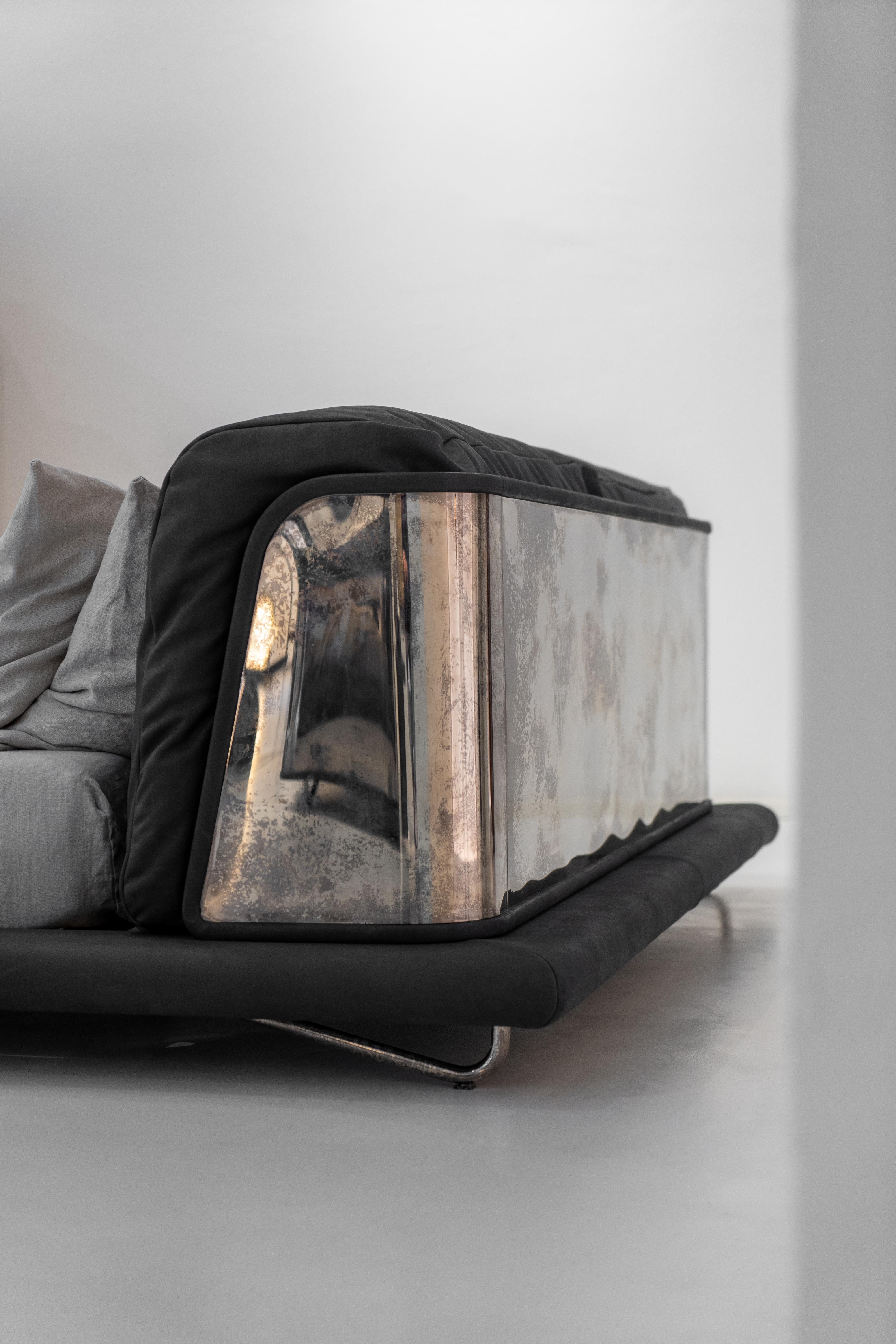 Bett Saint-Germain aus schwarzem zeitlosem Leder und rohem Silber (Zeitgenössisch) im Angebot