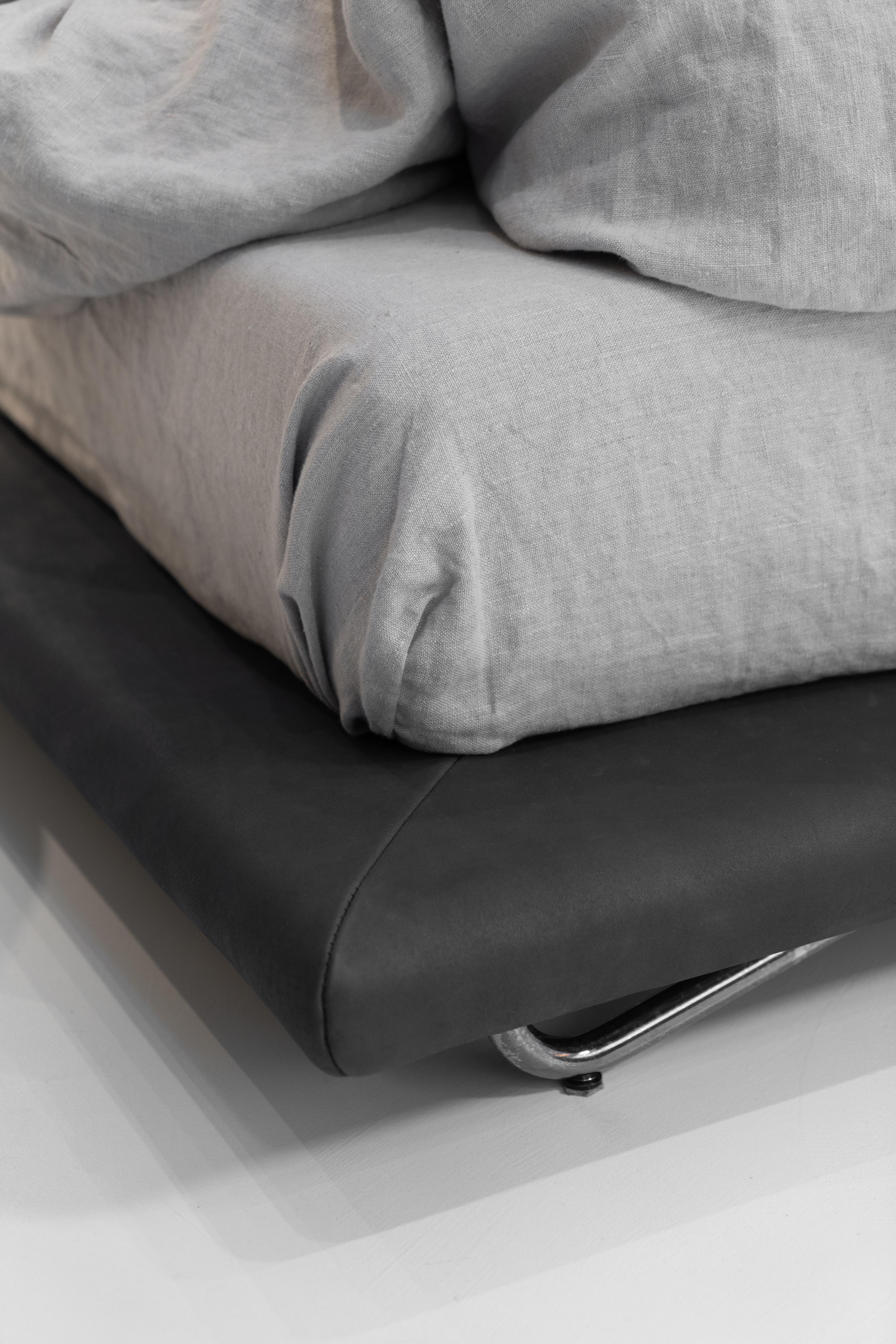 Bett Saint-Germain aus schwarzem zeitlosem Leder und rohem Silber (Metall) im Angebot