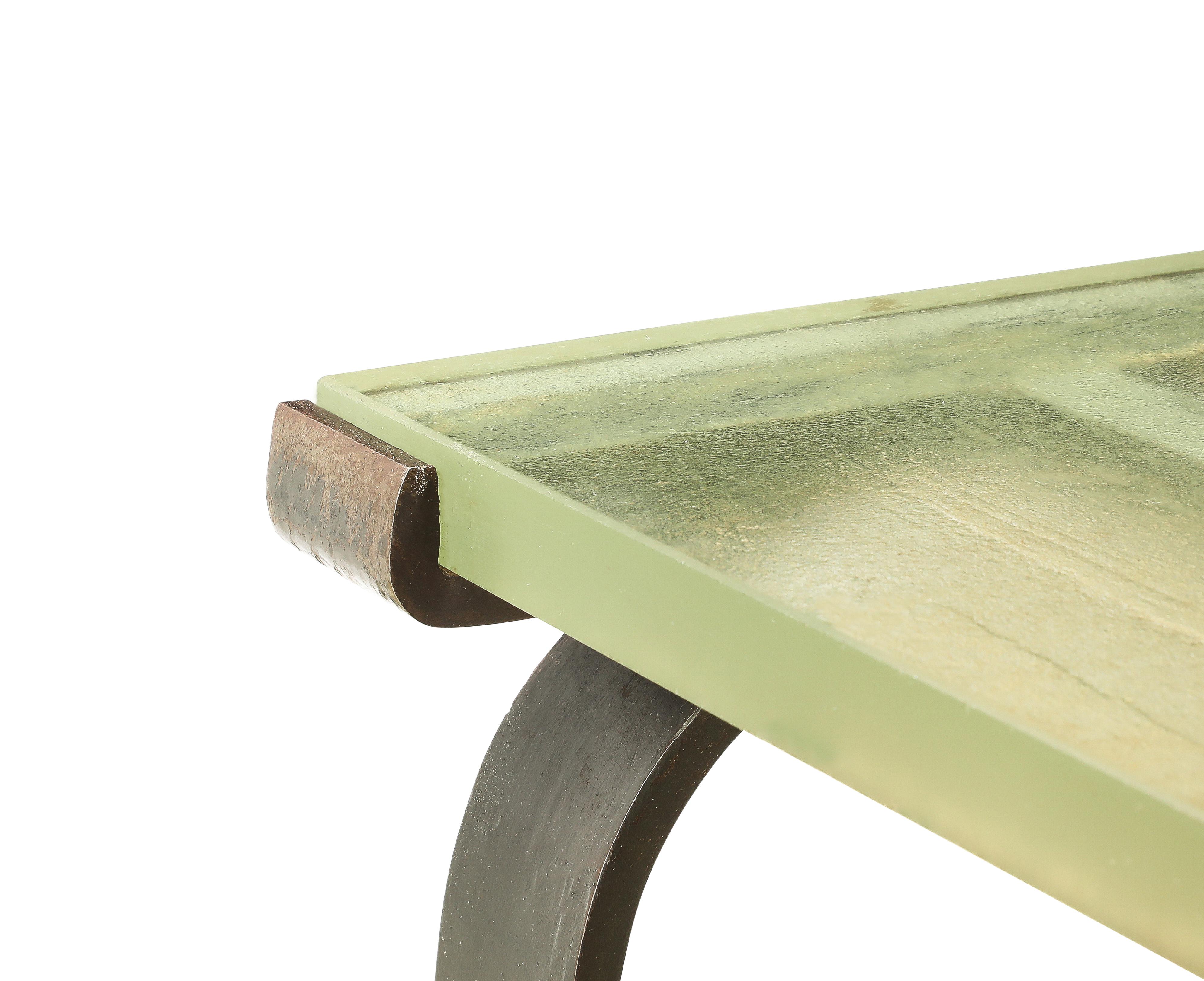 Exceptionnelle table de salle à manger attribuée à Djo Bourgeois, grande base en acier avec un épais verre de Saint Gobain
Les chaises sur la photo ne sont données qu'à titre indicatif.
30x82x42
26 sous le plateau pour les fauteuils
