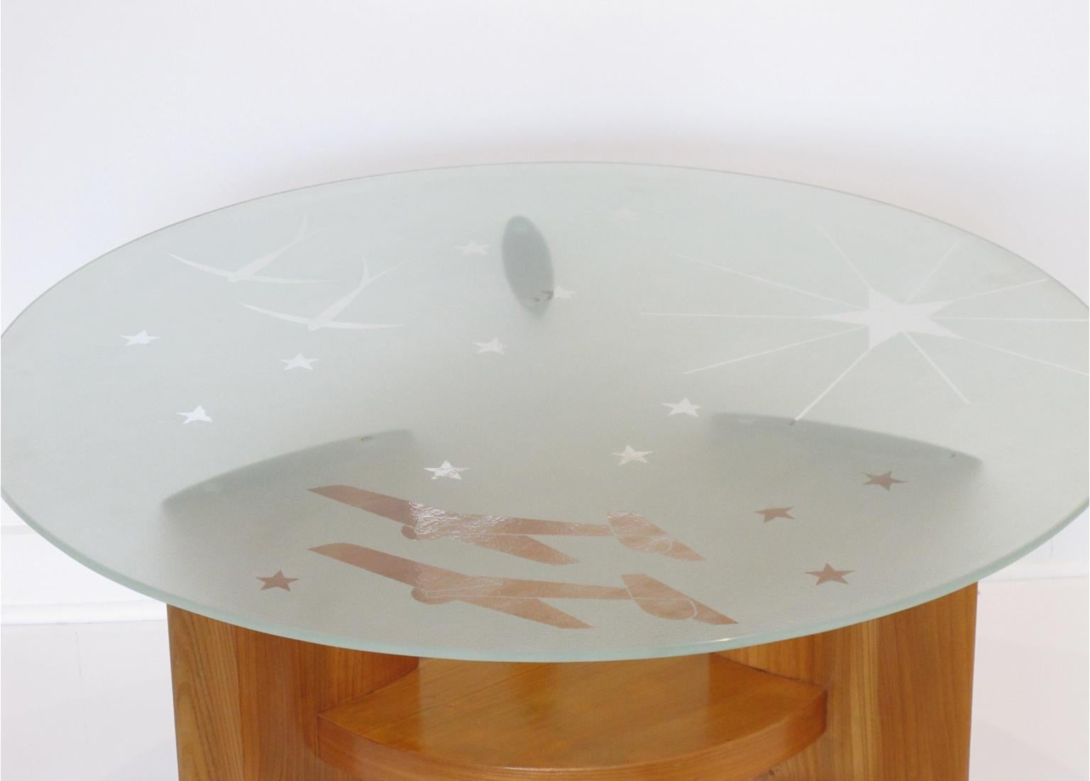 Questo spettacolare tavolino da caffè in stile Art Déco di Saint Gobain France è un pezzo funzionale e bello per ogni casa. Realizzato in noce biondo, il Gueridon rotondo a due livelli presenta un piano in vetro rotondo extra spesso prodotto da