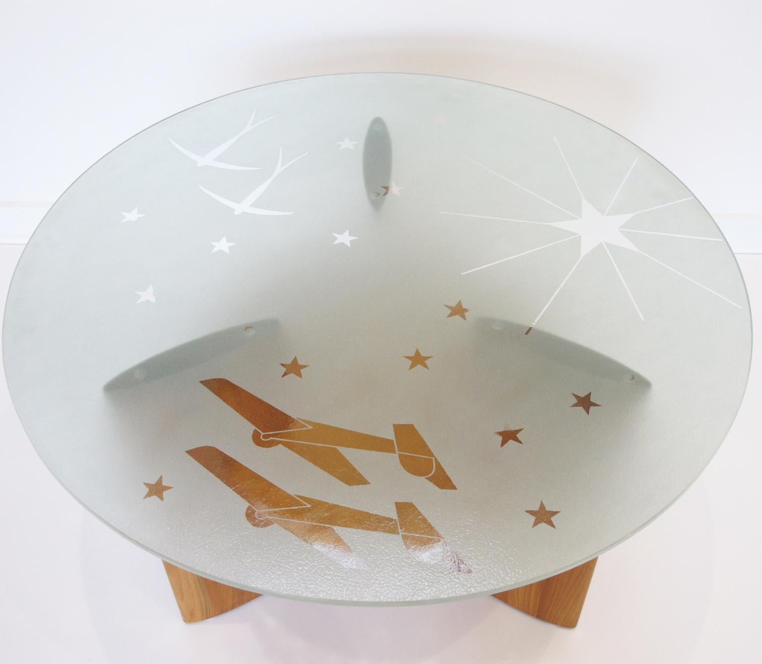 Metà XX secolo Tavolino da caffè Saint Gobain France Art Decor con piano in vetro e decorazioni dell'aviazione in vendita