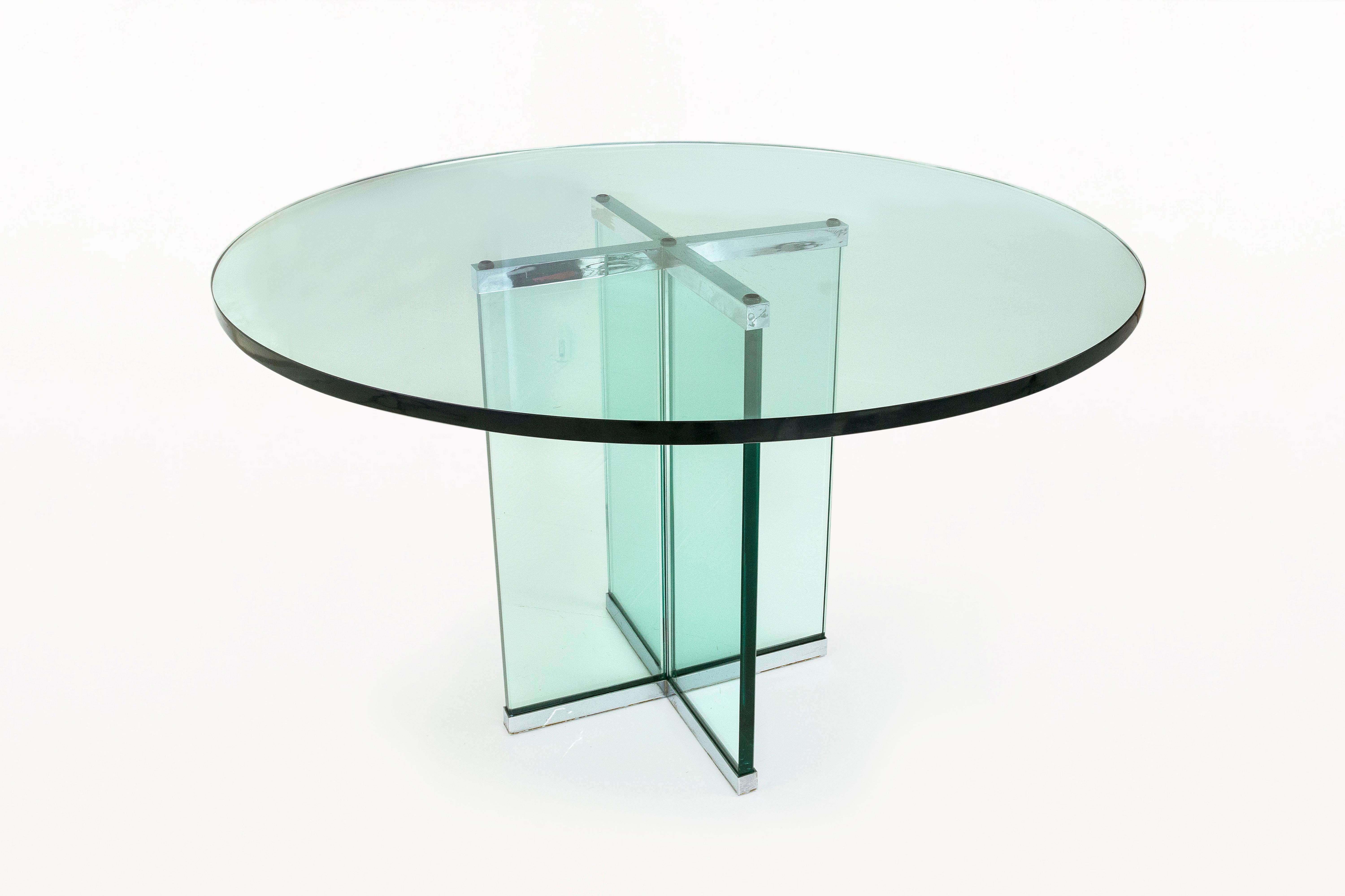 DESCRIPCIÓN: Gueridón de cristal Saint Gobain, circa 1950, Francia
Raro.
Tapa redonda de cristal Saint Gobain con base de cristal Saint Gobain y detalles cromados.
Pieza muy decorativa.
ESTADO: Buen estado vintage. Desgaste propio de la edad y el