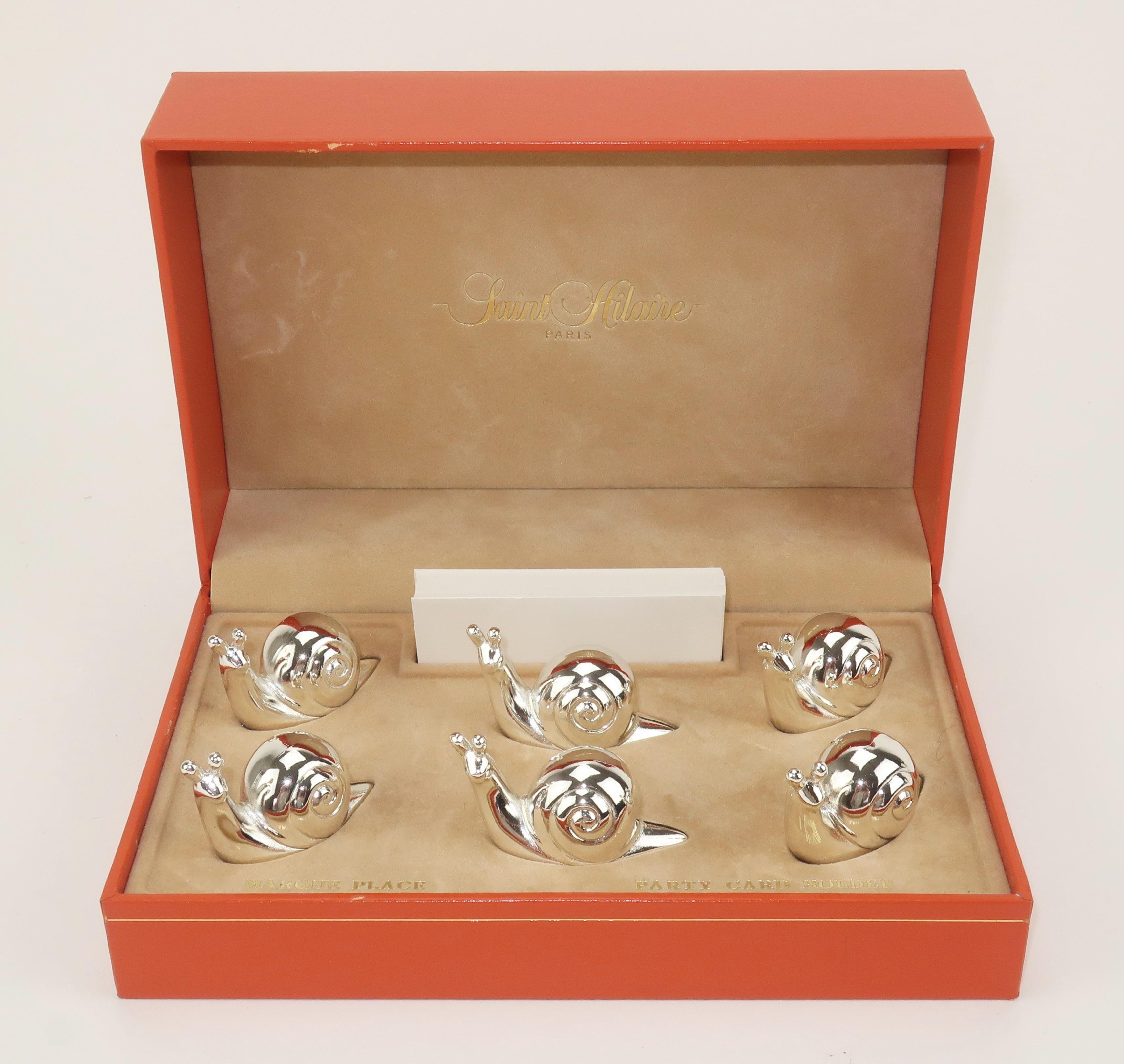 Ensemble de 6 porte-cartes en argent en forme d'escargot dans leur boîte d'origine par Saint Hilaire de Paris. Les escargots fantaisistes ont une finition vernie à faible entretien et offrent une fente cachée pour les cartes à la base. Le set est