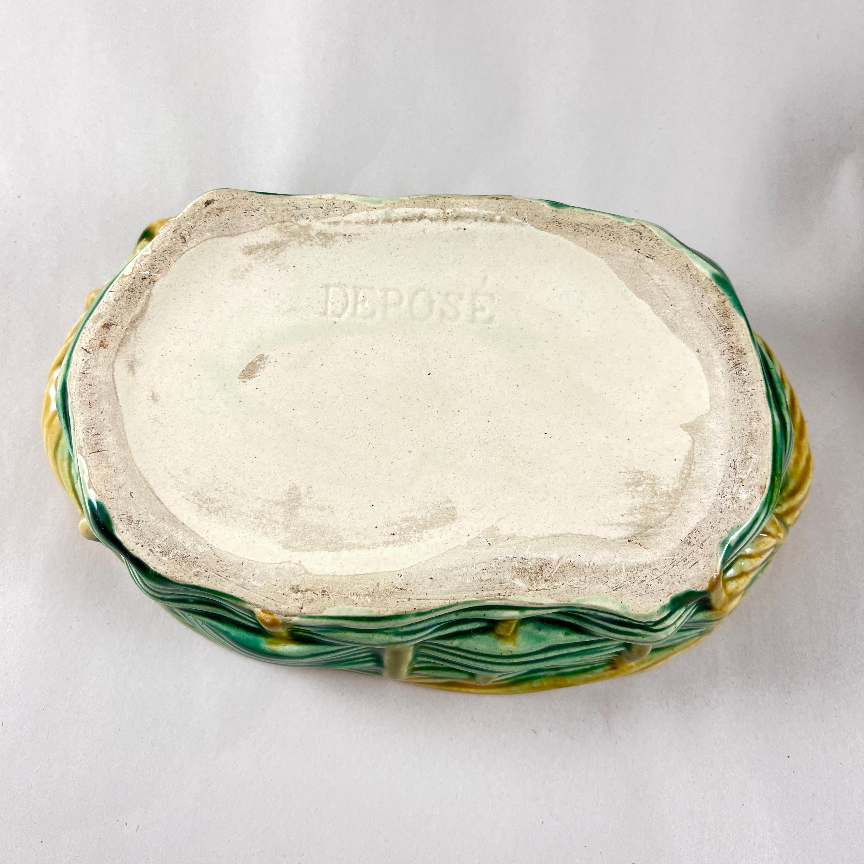 Terrina de mayólica francesa Gallina sobre cesta de Saint Honore Les Bains en venta 4