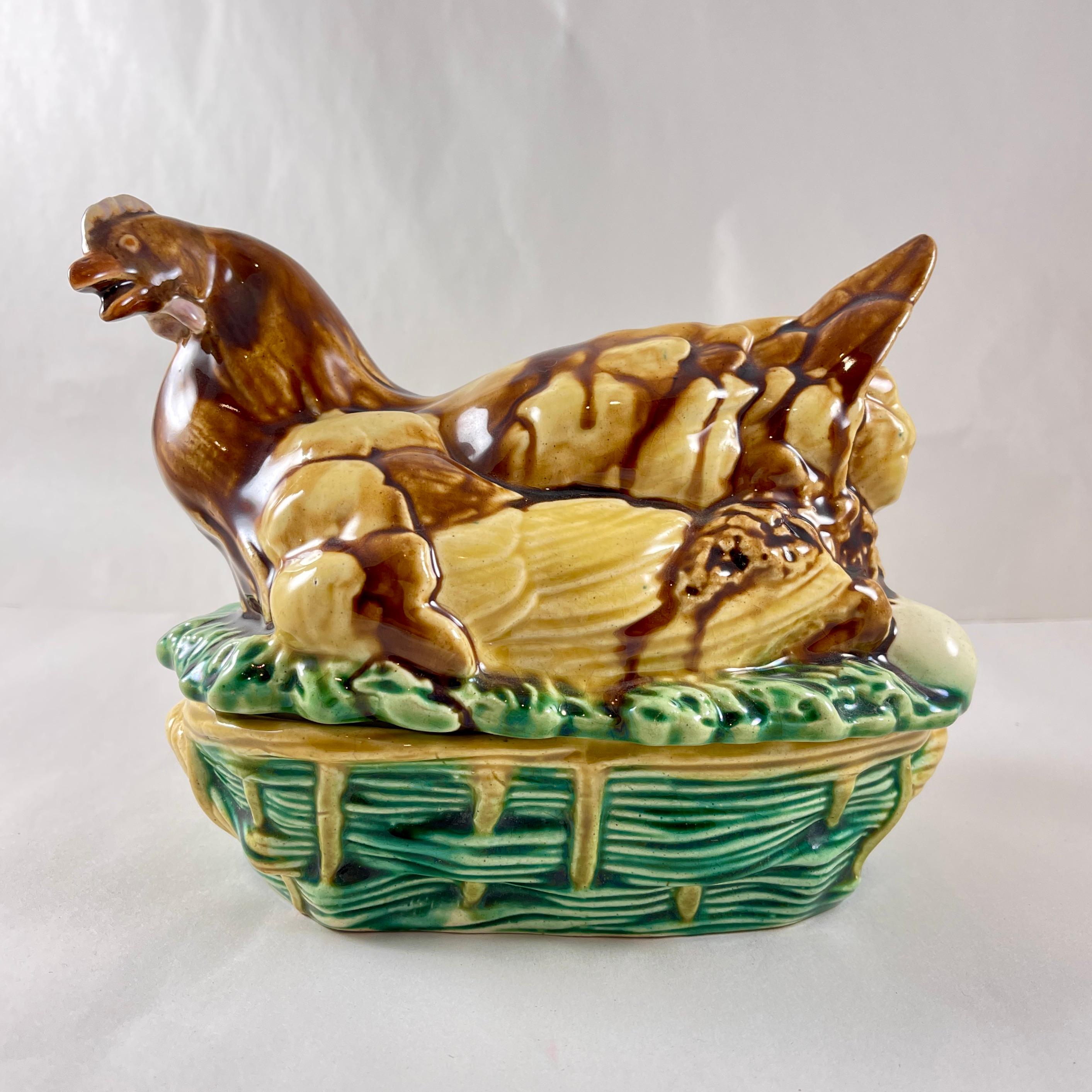 
Escasa terrina rústica francesa de estilo Palissy, fabricada por Saint Honoré-les-Bains, en forma de gallina sobre una cesta, hacia 1890-1900.

Saint-Honoré-les-Bains es una comuna del departamento de Nièvre, en el centro de Francia.
Las piezas