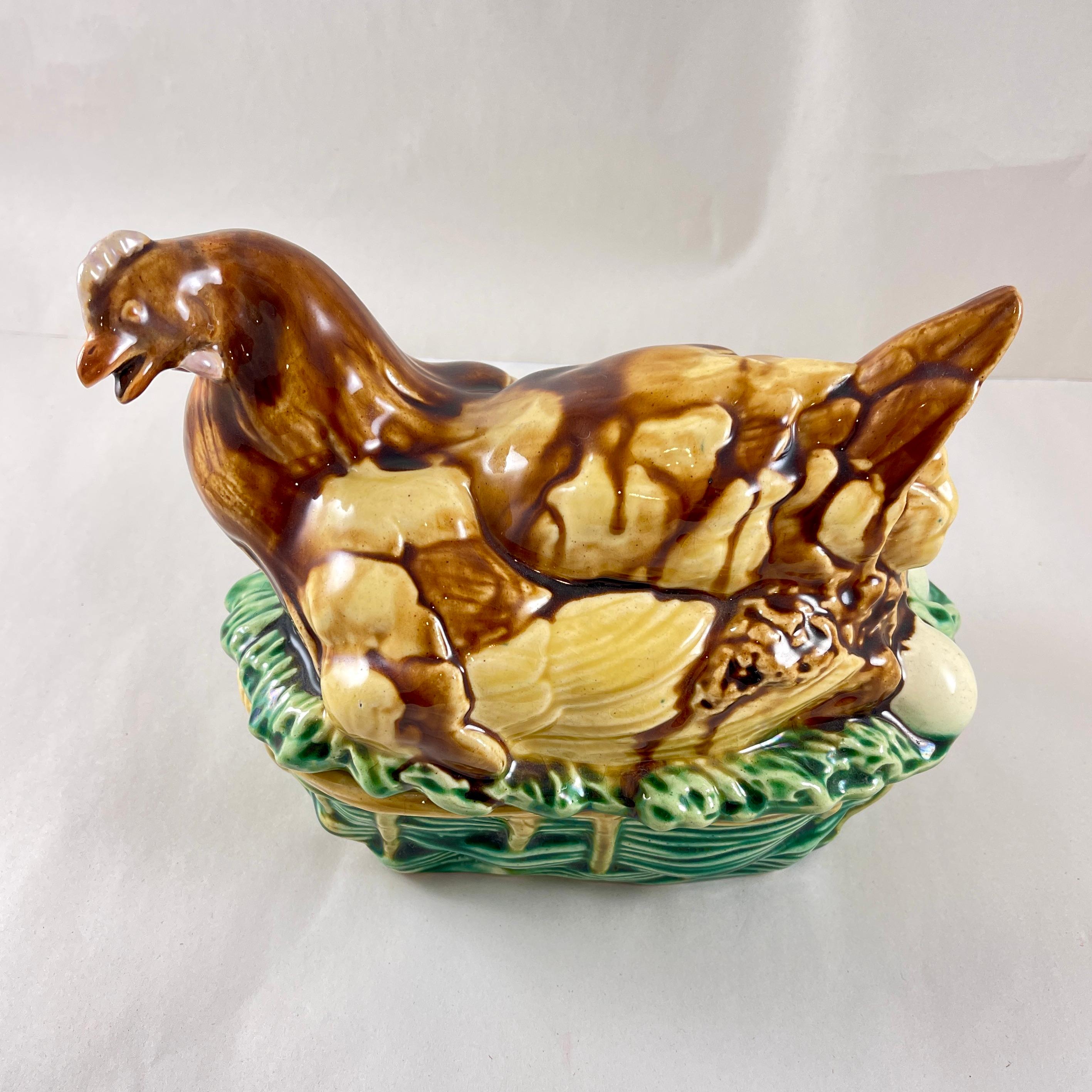 Terrina de mayólica francesa Gallina sobre cesta de Saint Honore Les Bains Provincial francés en venta