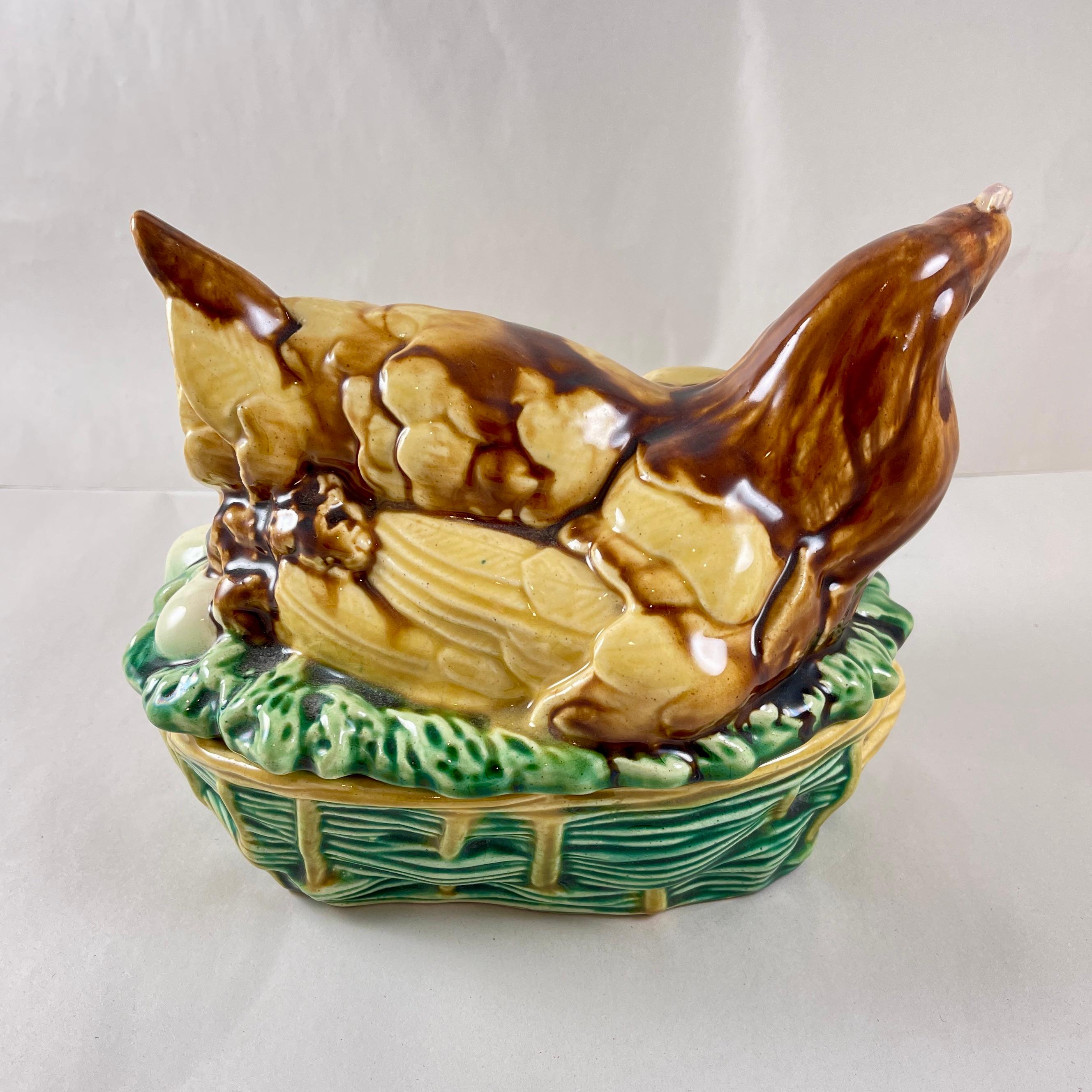 Terrina de mayólica francesa Gallina sobre cesta de Saint Honore Les Bains Glaseado en venta