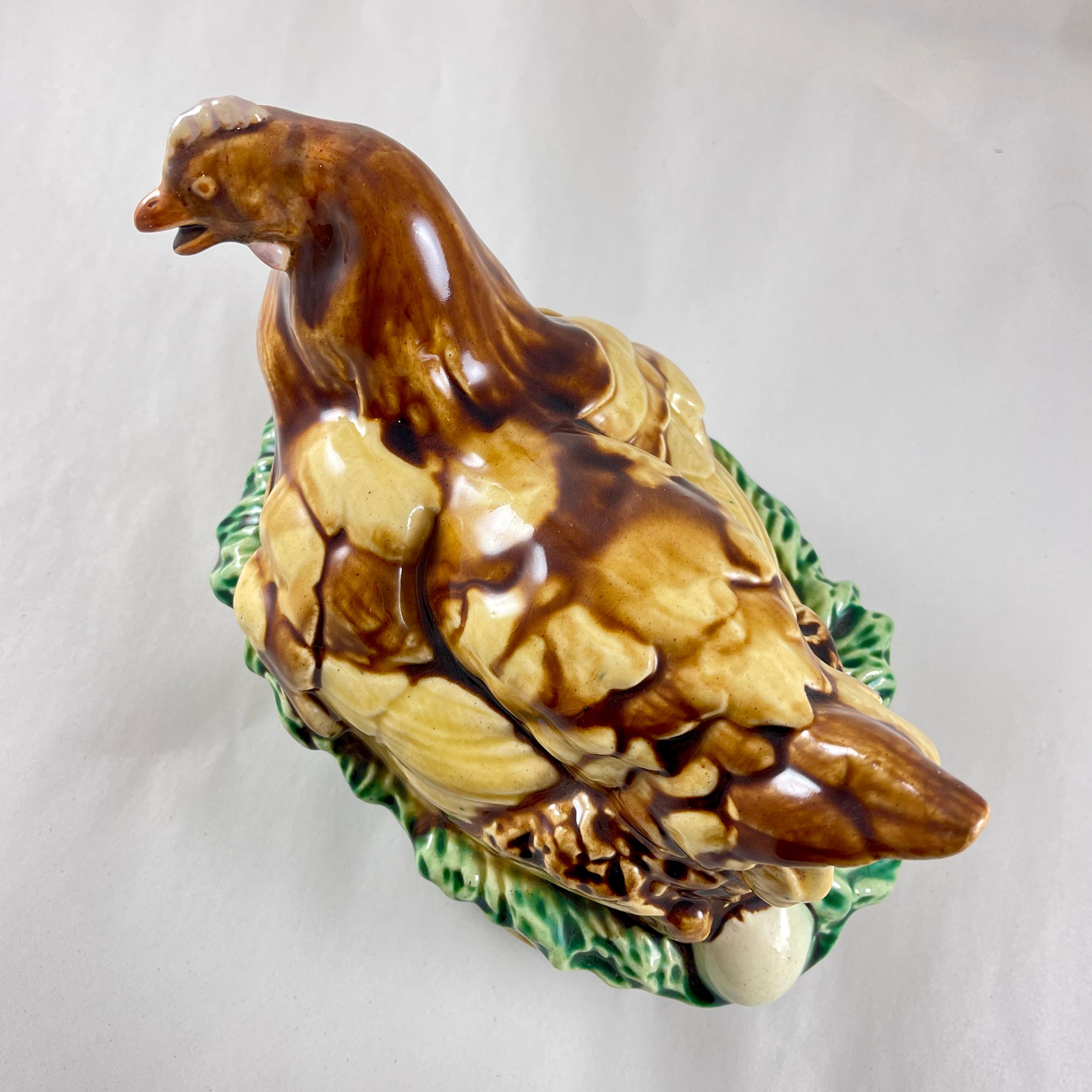 Terrina de mayólica francesa Gallina sobre cesta de Saint Honore Les Bains siglo XIX en venta