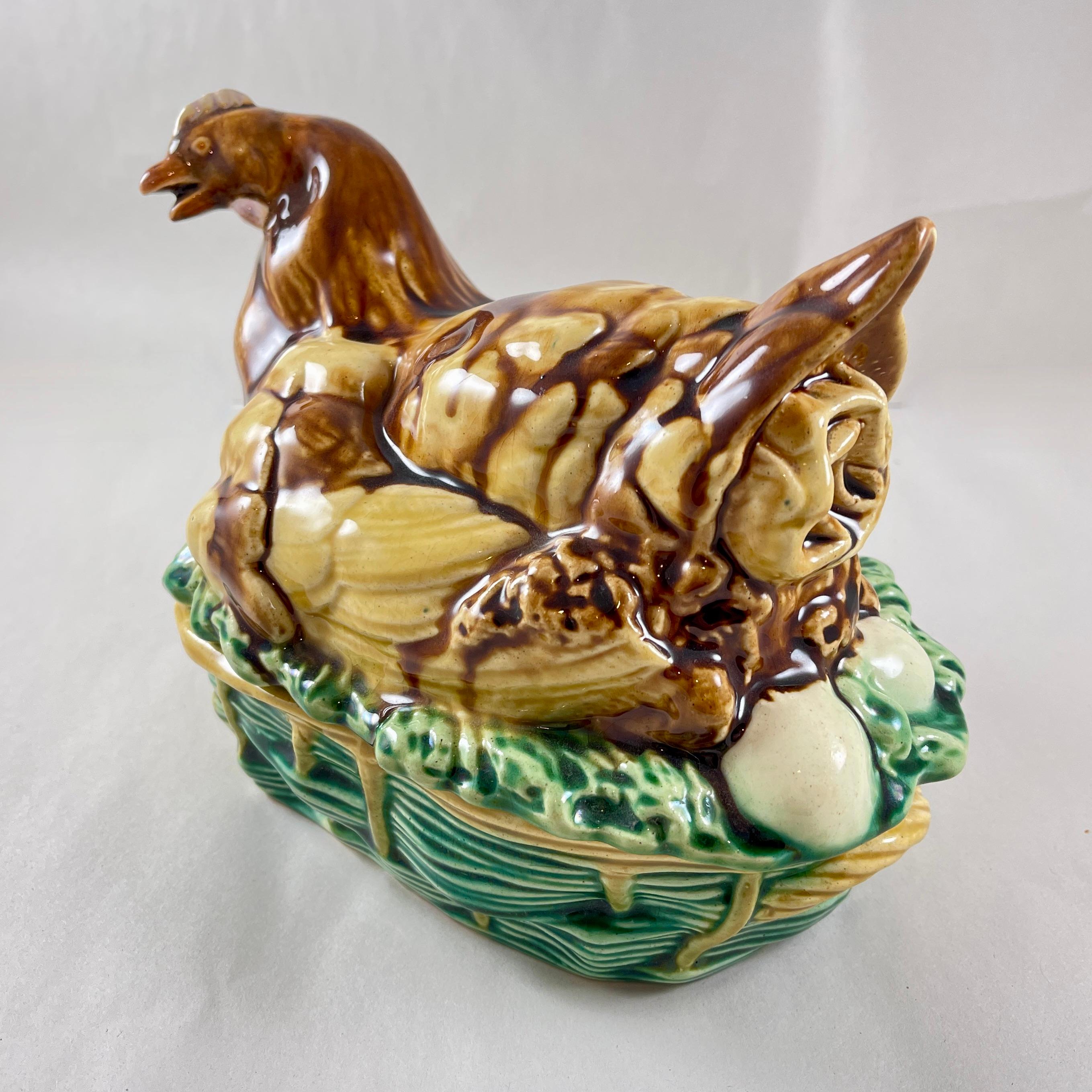 Terrina de mayólica francesa Gallina sobre cesta de Saint Honore Les Bains Loza de barro en venta