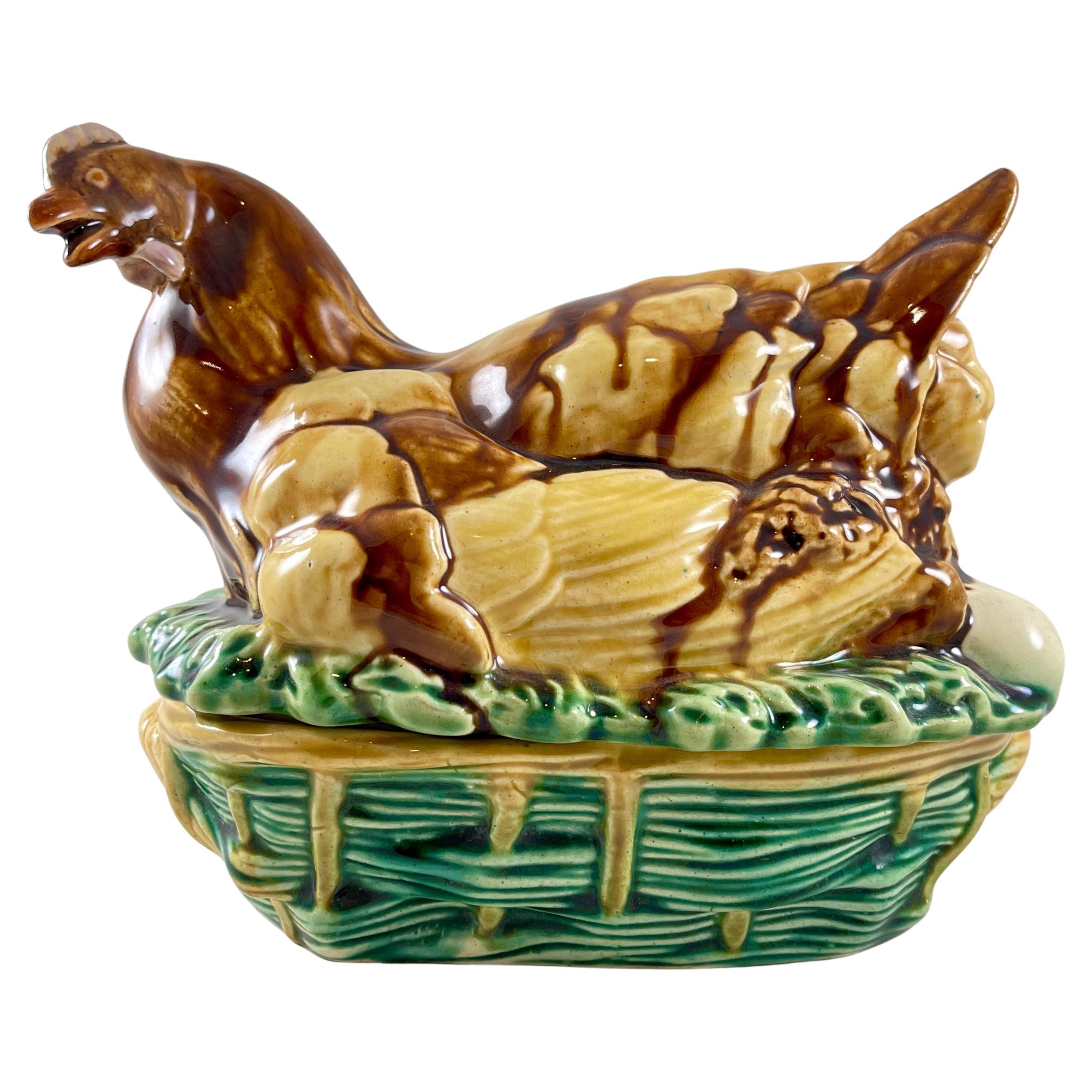 Terrina de mayólica francesa Gallina sobre cesta de Saint Honore Les Bains