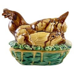 Terrina de mayólica francesa Gallina sobre cesta de Saint Honore Les Bains
