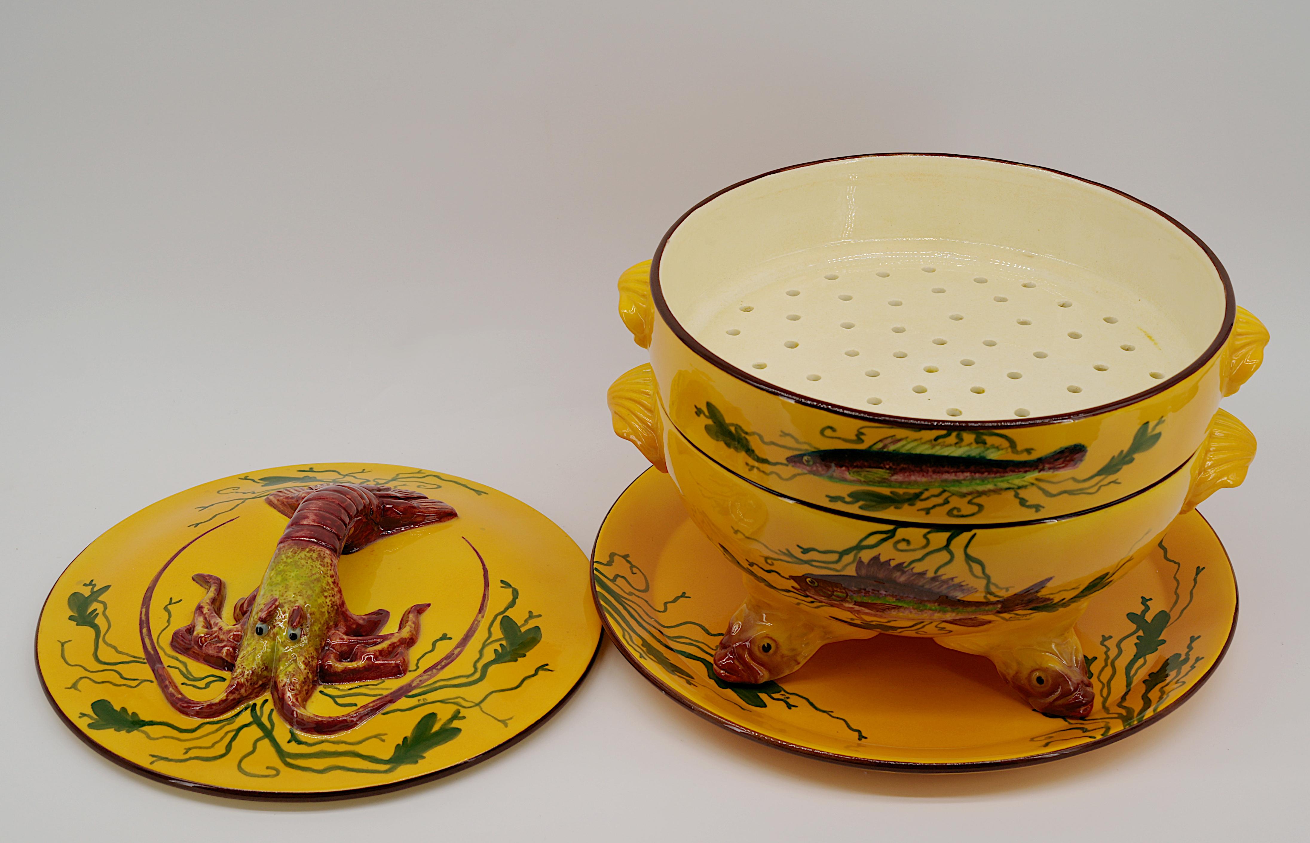 Peint à la main Soupière française Saint-jean-du-desert ou coquillage, fin des années 1940 en vente