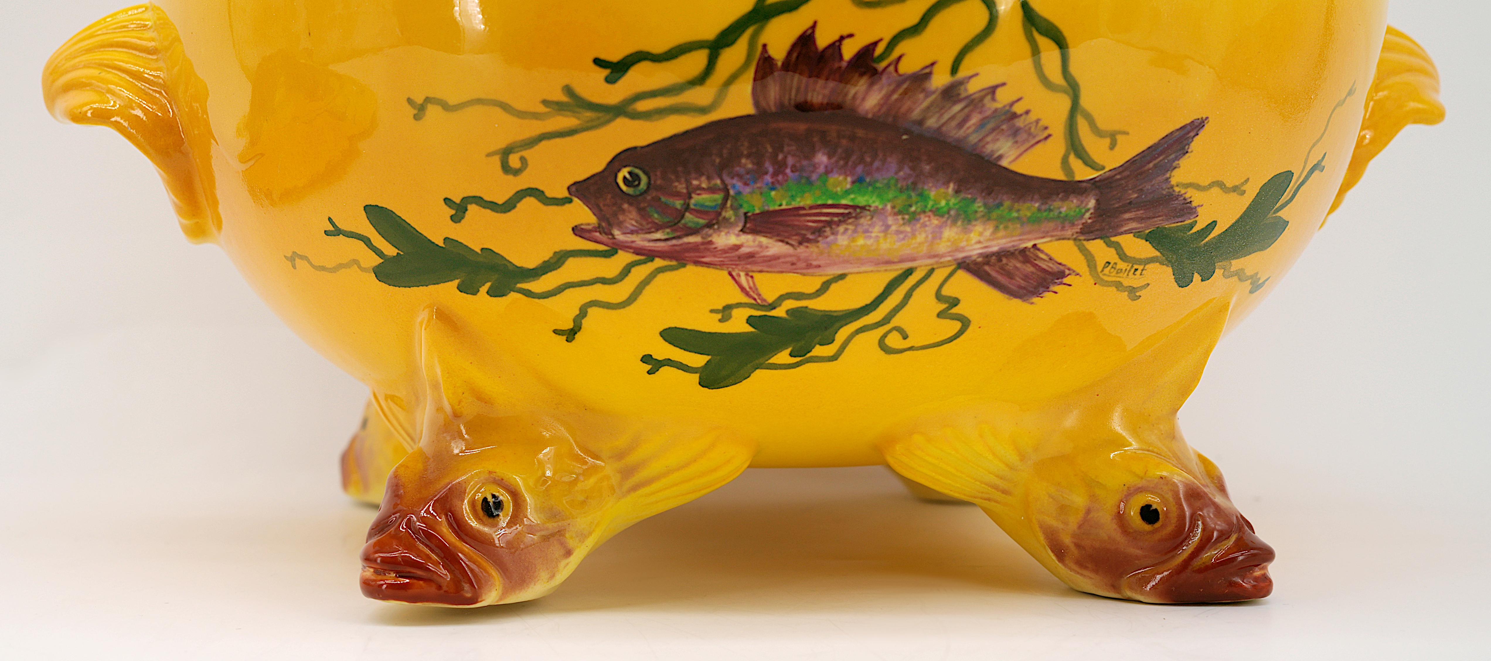 Ceramica Zuppiera francese per pesce o crostacei di Saint-jean-du-desert, fine anni '40 in vendita