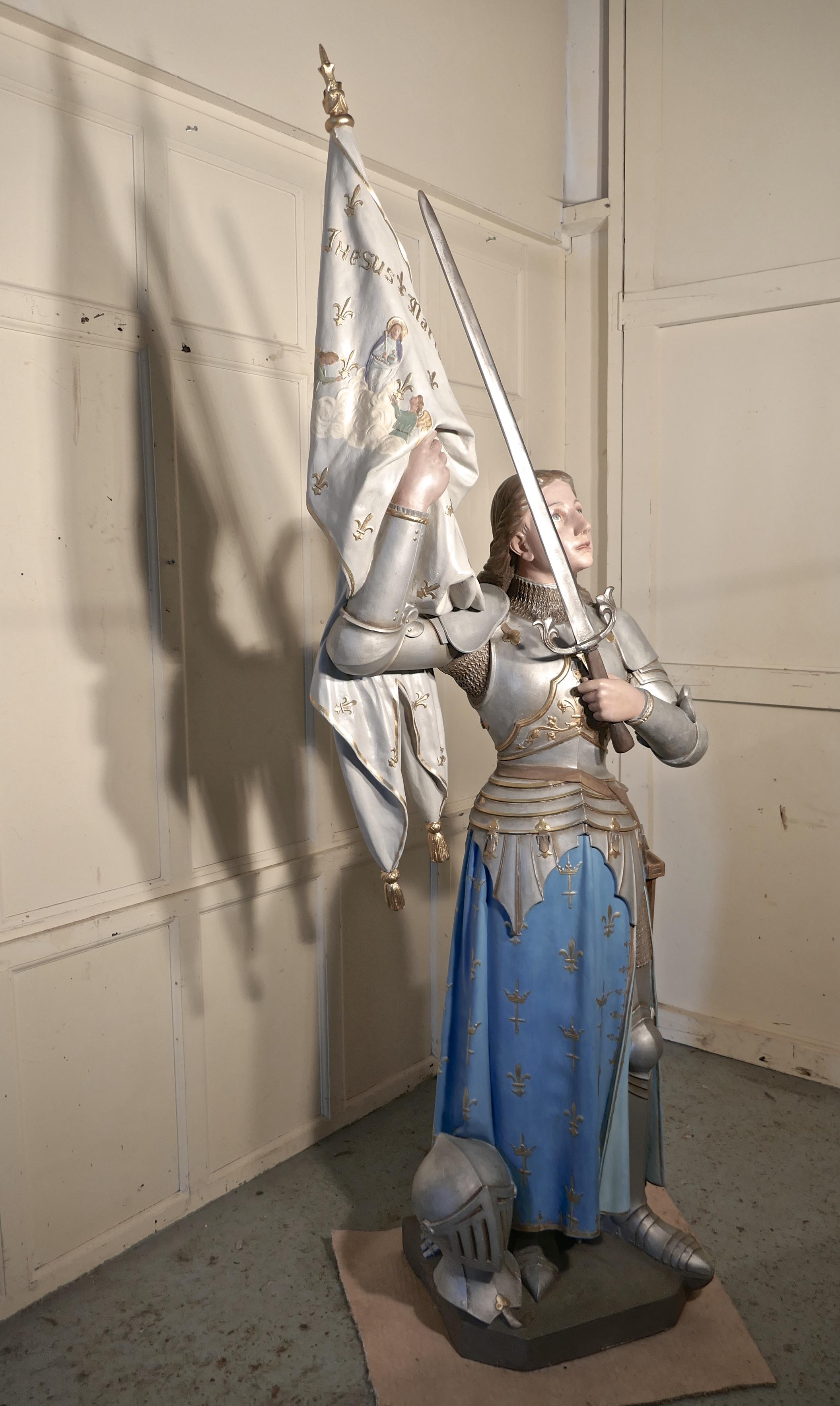 Statue de Sainte Jeanne d'Arc provenant d'une France, signée Rouillard Angers  

Nous avons une sculpture grandeur nature de Sainte Jeanne en tenue de combat. C'est une pièce étonnante qui date de la fin du 19ème siècle et qui montre la sainte en