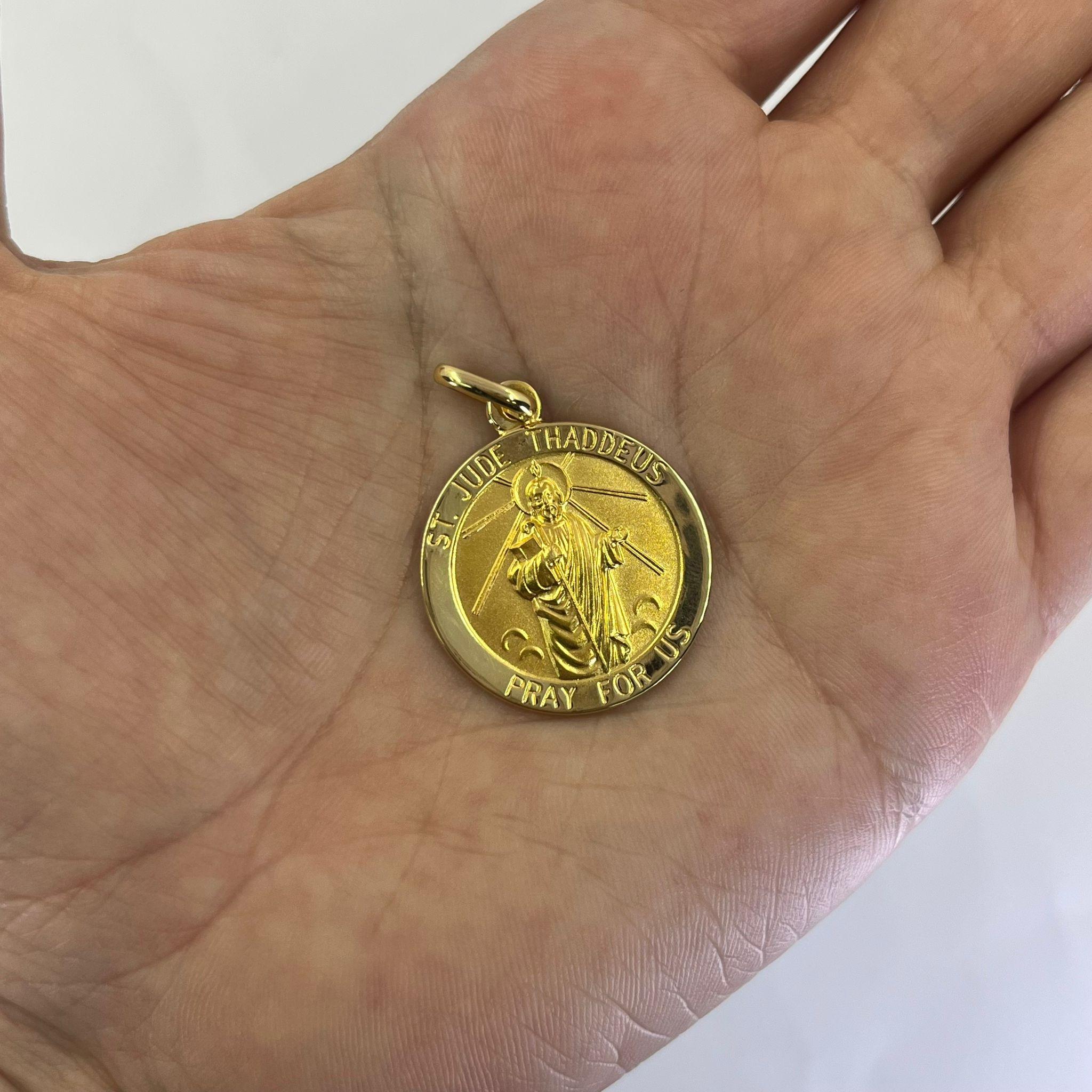Médaille St. Jude Thaddeus en or jaune 18 carats, 24 mm, gravée Pray for Us. Finition mate. Le poids est de 6,5 grammes.