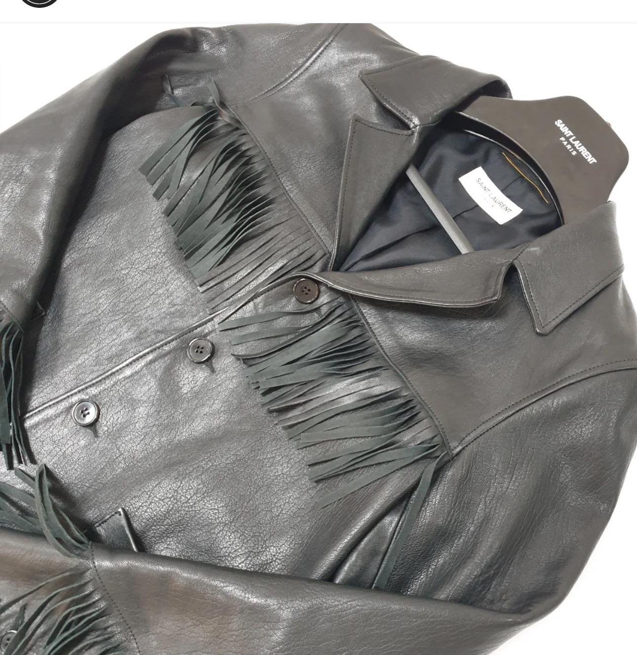 Élevez votre garde-robe avec cette superbe veste en cuir à franges Saint Laurent 15FW. Confectionnée en 100% agneau avec une luxueuse doublure en soie, cette veste western classique présente un élégant col échancré et des franges accrocheuses sur le