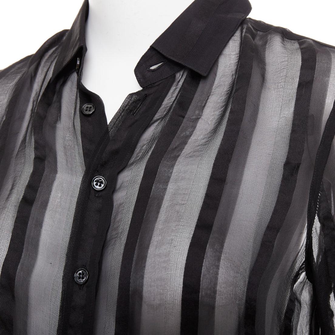 Saint Laurent 2013 camicia nera 100% seta a righe verticali con colletto trasparente FR36 S
Riferimento: ECLO/A00189
Marchio: Saint Laurent
Collezione: 2013
Materiale: Seta
Colore: nero
Modello: A righe
Chiusura: bottone
Dettagli extra: Blusa a