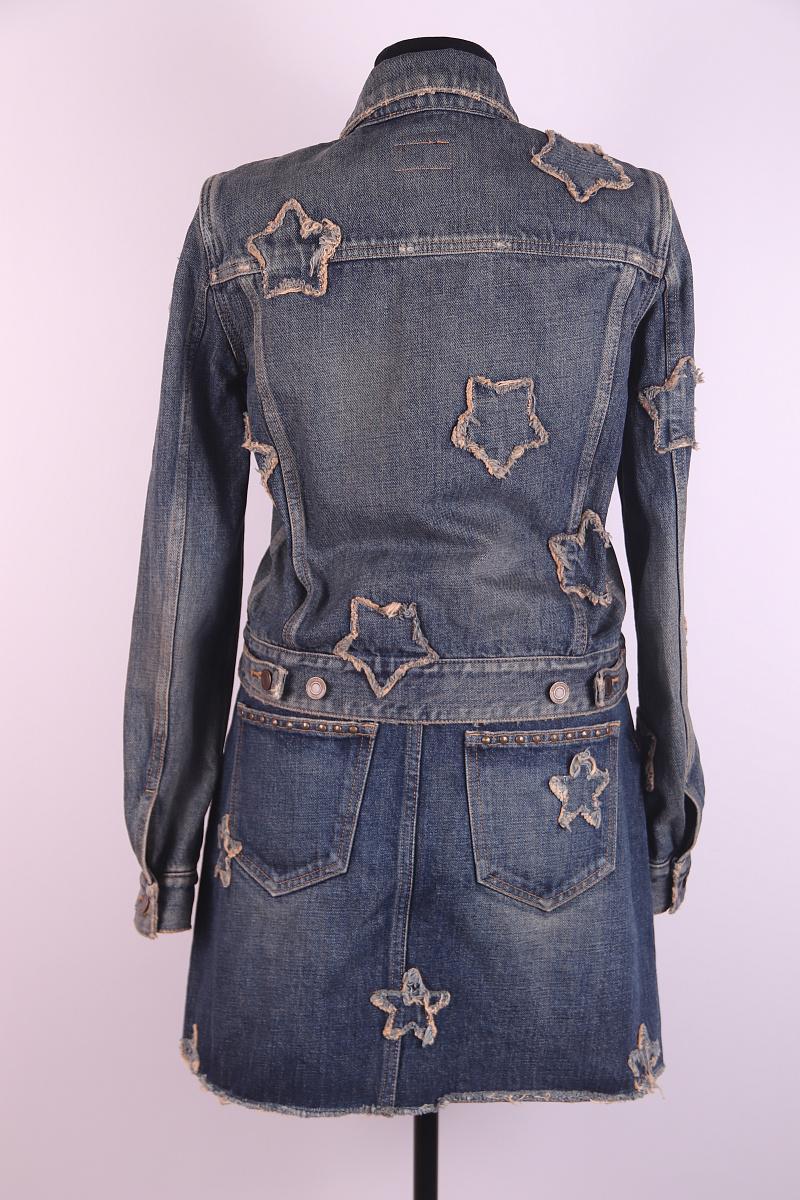 Saint Laurent 2014 Giacca e gonna in denim con toppe a stella usurate
№ 385889 Y486H
Prodotto in Giappone
100% cotone

Giacca:
Spalle: 38 cm / 14,96 pollici
Manica: 62cm / 24.41inches
Ascelle: 45 cm / 17,72 pollici
Lunghezza della giacca: 50 cm /
