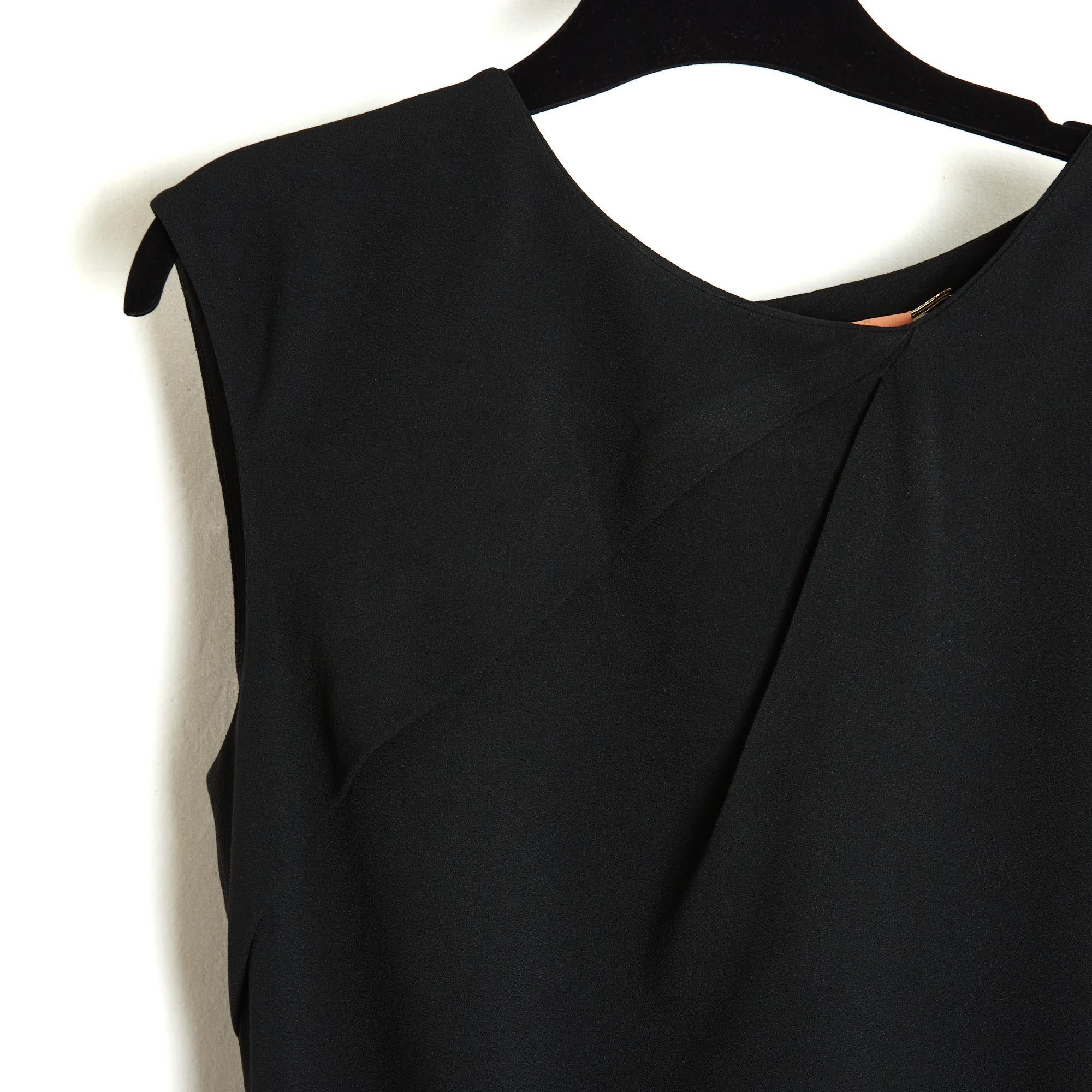 Saint Laurent 2015 Kleid von Hedi Slimane aus schwarzem Acetat und Viskose-Crêpe, vorne mini und hinten lang, drapierter Rundhalsausschnitt und ebenfalls leicht asymmetrisch, ärmellos, geschlossen mit einem langen Reißverschluss und einem Haken,