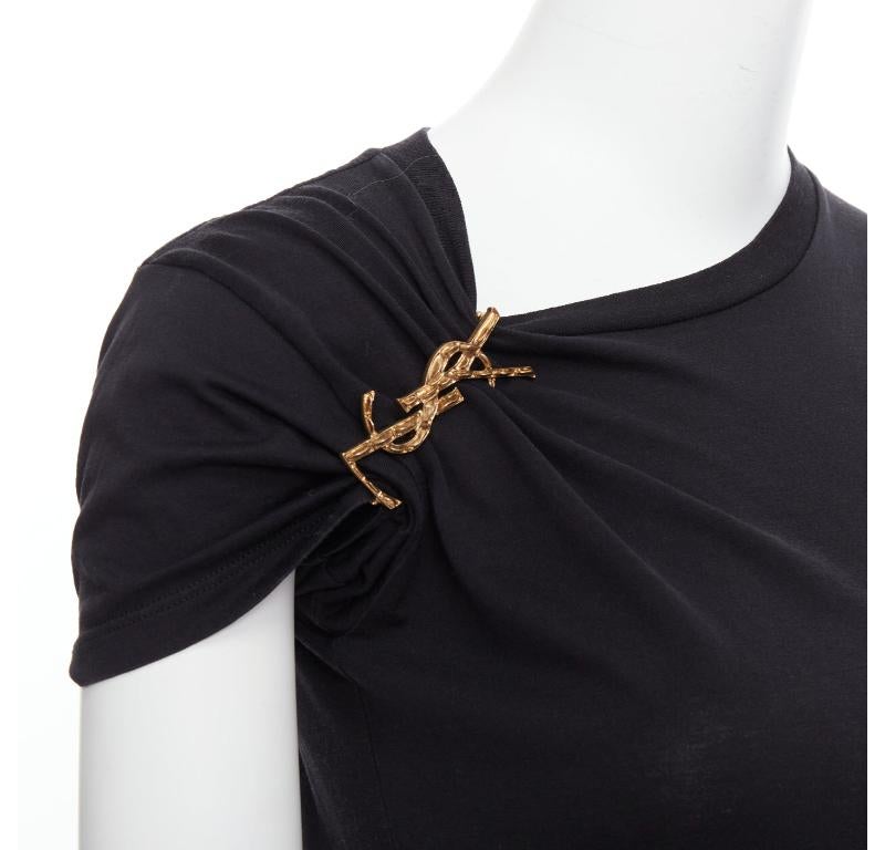 SAINT LAURENT 2016 black YSL gold brooch asymmetric pull tshirt XS
Reference: YIKK/A00170
Brand: Saint Laurent
Collection: 2016
Material: Cotton
Color: Black, Gold
Pattern: Solid
Closure: Pin
Extra Details: Gold YSL logo pin is detachable.
Made in: