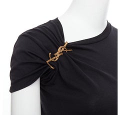 SAINT LAURENT 2016 Schwarzes YSL Goldbrosche asymmetrisches Tshirt mit asymmetrischem Zug XS