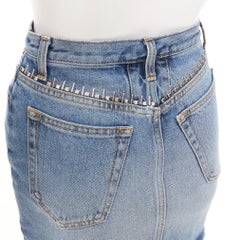 Saint Laurent 2016 – Minirock aus blau gewaschenem Denim mit Nieten am Bund, 63,5 cm