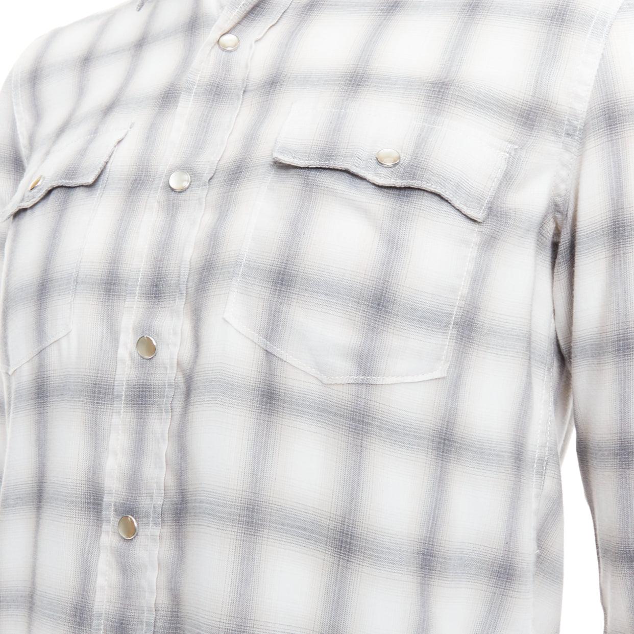 SAINT LAURENT 2016 camicia a quadri grigio crema con bottoni a pressione in resina M.
Riferimento: JACG/A00209
Marchio: Saint Laurent
Stilista: Anthony Vaccarello
Collezione: 2016
Materiale: Poliestere, misto
Colore: Grigio, Crema
Modello: A